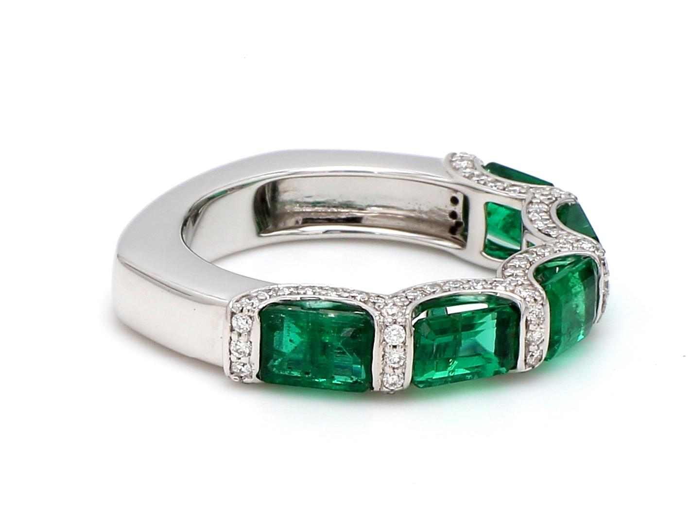 Taille émeraude Bague à cinq pierres en or blanc 18K, émeraude de Zambie et diamant en vente