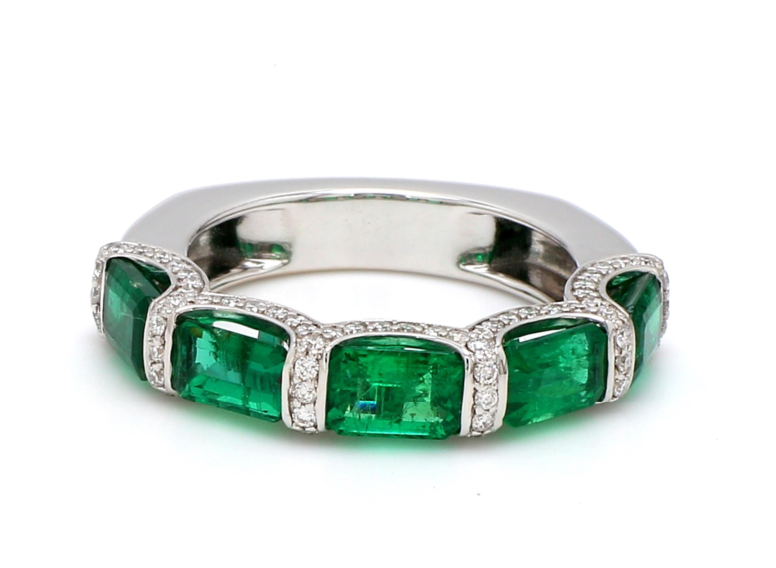 Bague à cinq pierres en or blanc 18K, émeraude de Zambie et diamant Neuf - En vente à Pembroke Pines, FL