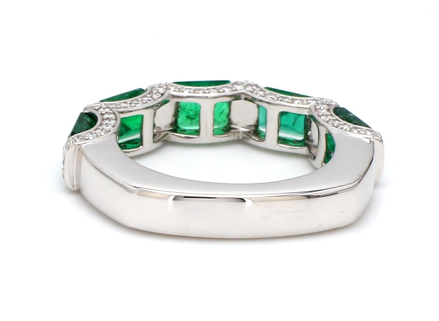 Bague à cinq pierres en or blanc 18K, émeraude de Zambie et diamant Pour femmes en vente