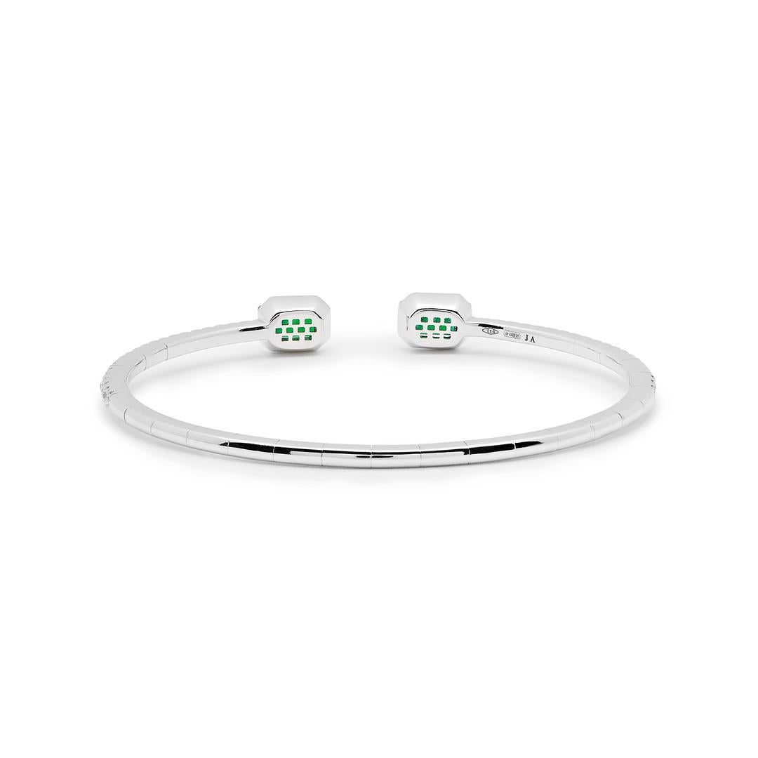 Bracciale aperto flessibile con smeraldo e diamante In condizioni Nuovo in vendita a New York, NY