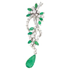 Broche gota floral de esmeralda y diamantes