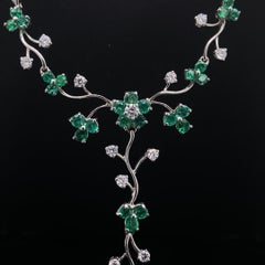 Smaragd- und Diamant-Blumenhalskette aus 18 Karat Weißgold