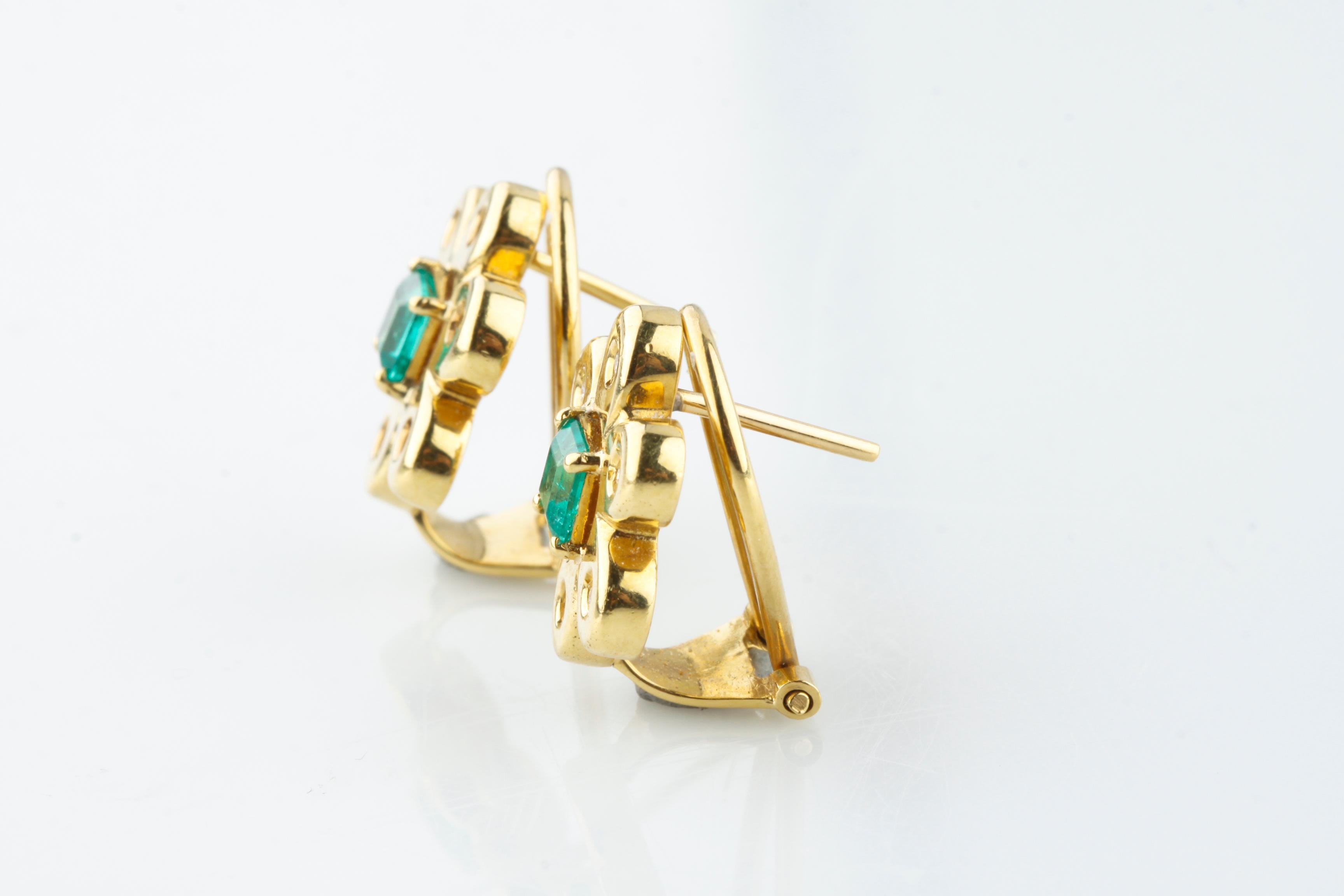 Il design è caratterizzato da orecchini a forma di fiore in oro giallo 18 carati con uno smeraldo taglio princess al centro di ciascuno e diamanti rotondi sui petali.
Circa 1 etto di peso totale di smeraldo
Circa .25ct di peso totale di diamanti
Gli