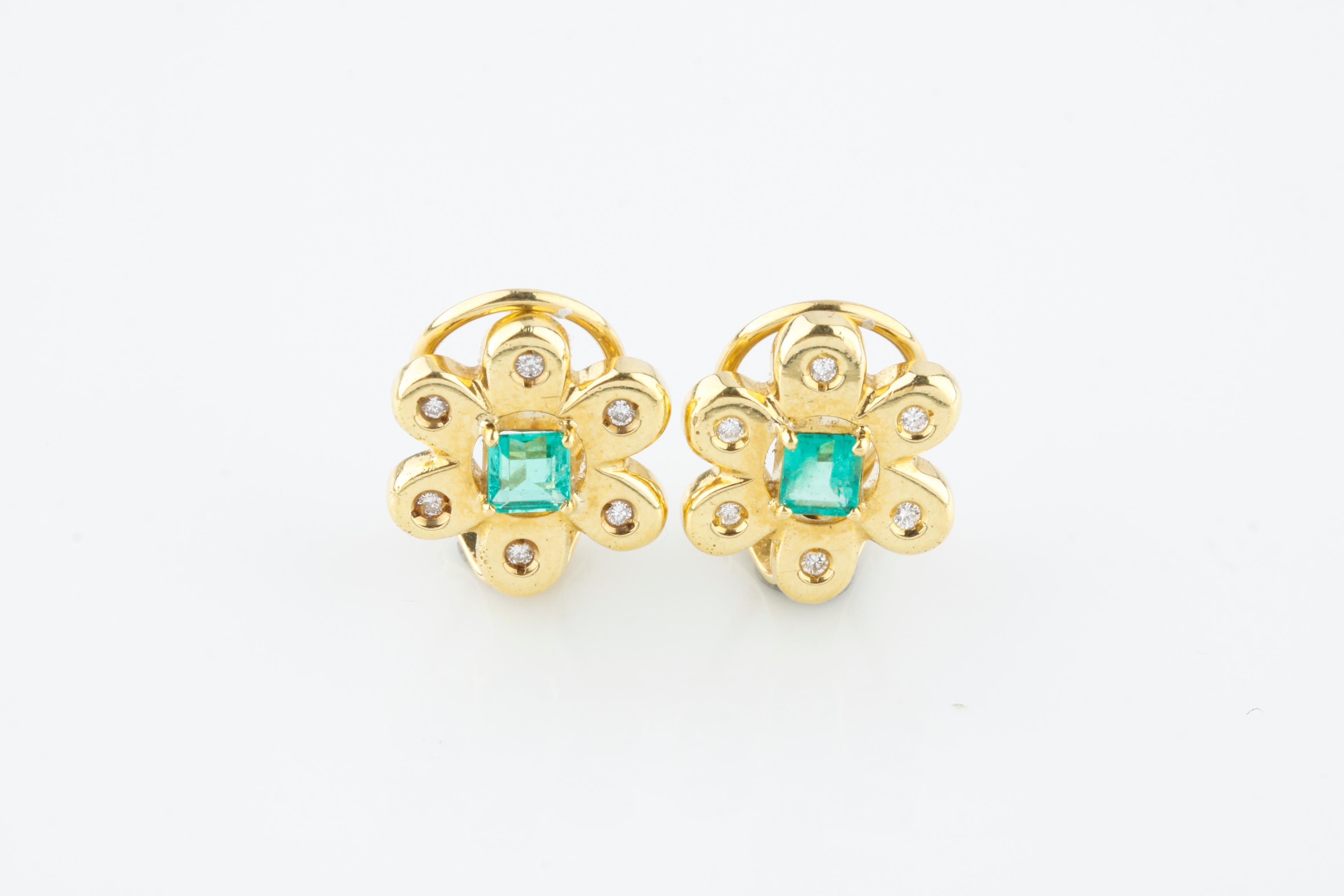 Orecchini con smeraldo e diamante a forma di fiore in oro giallo 18 carati In condizioni buone in vendita a Sherman Oaks, CA