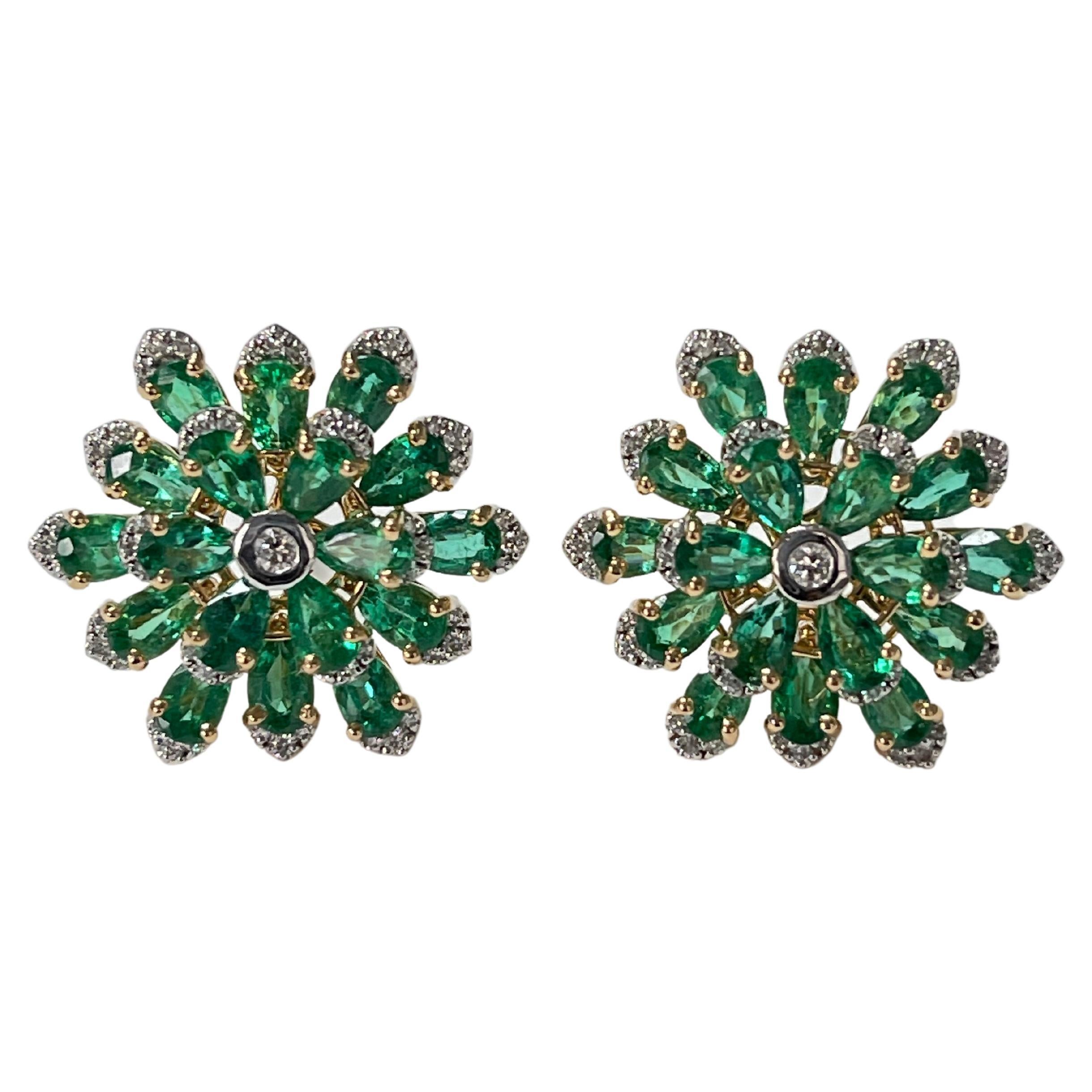 I nostri splendidi orecchini a perno con smeraldo e diamante sono realizzati a mano in oro giallo 18 carati. 
I dettagli sono i seguenti: 
Peso dello smeraldo: 7,48 carati (colore verde vivo) 
Peso del diamante: 0.57 carati (colore GH e purezza VS)