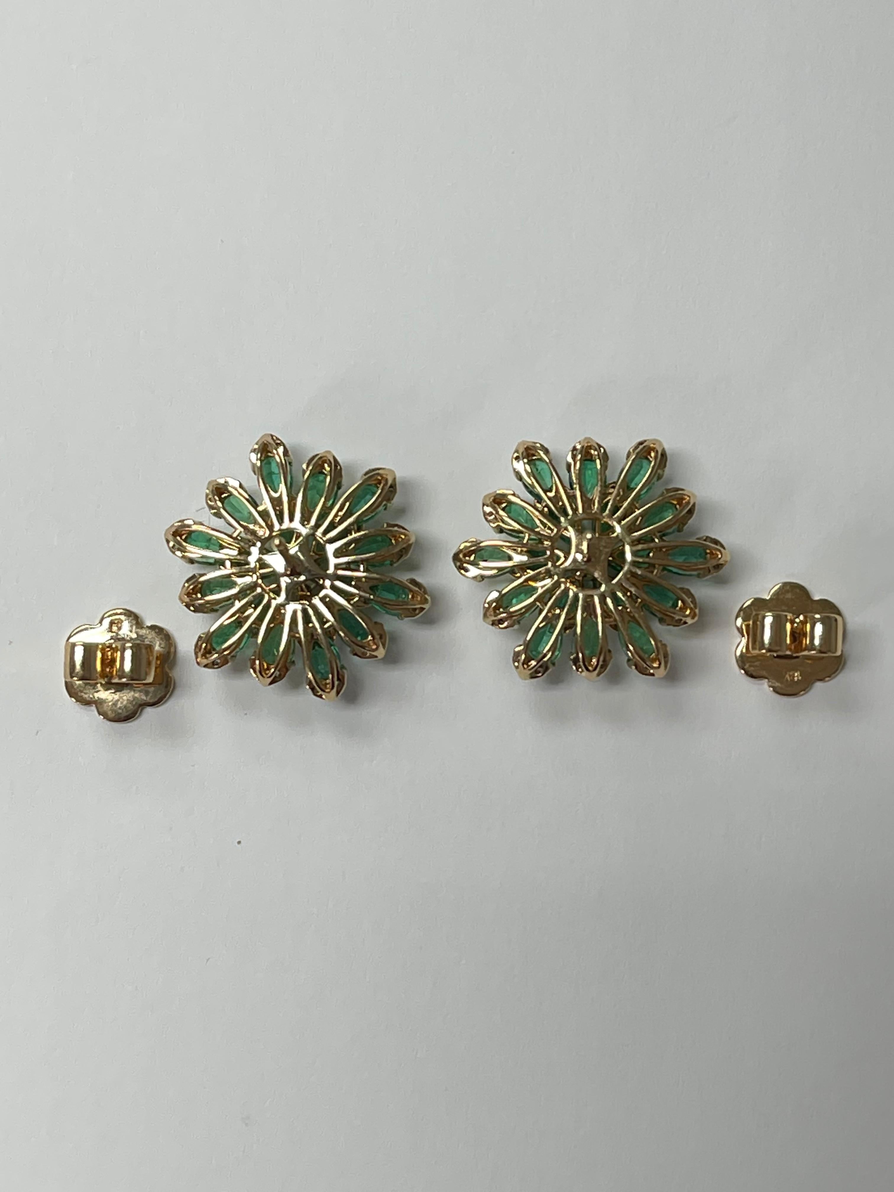 Emerald and Diamond Flower Stud Earrings in 18K Yellow Gold In New Condition For Sale In New York, NY