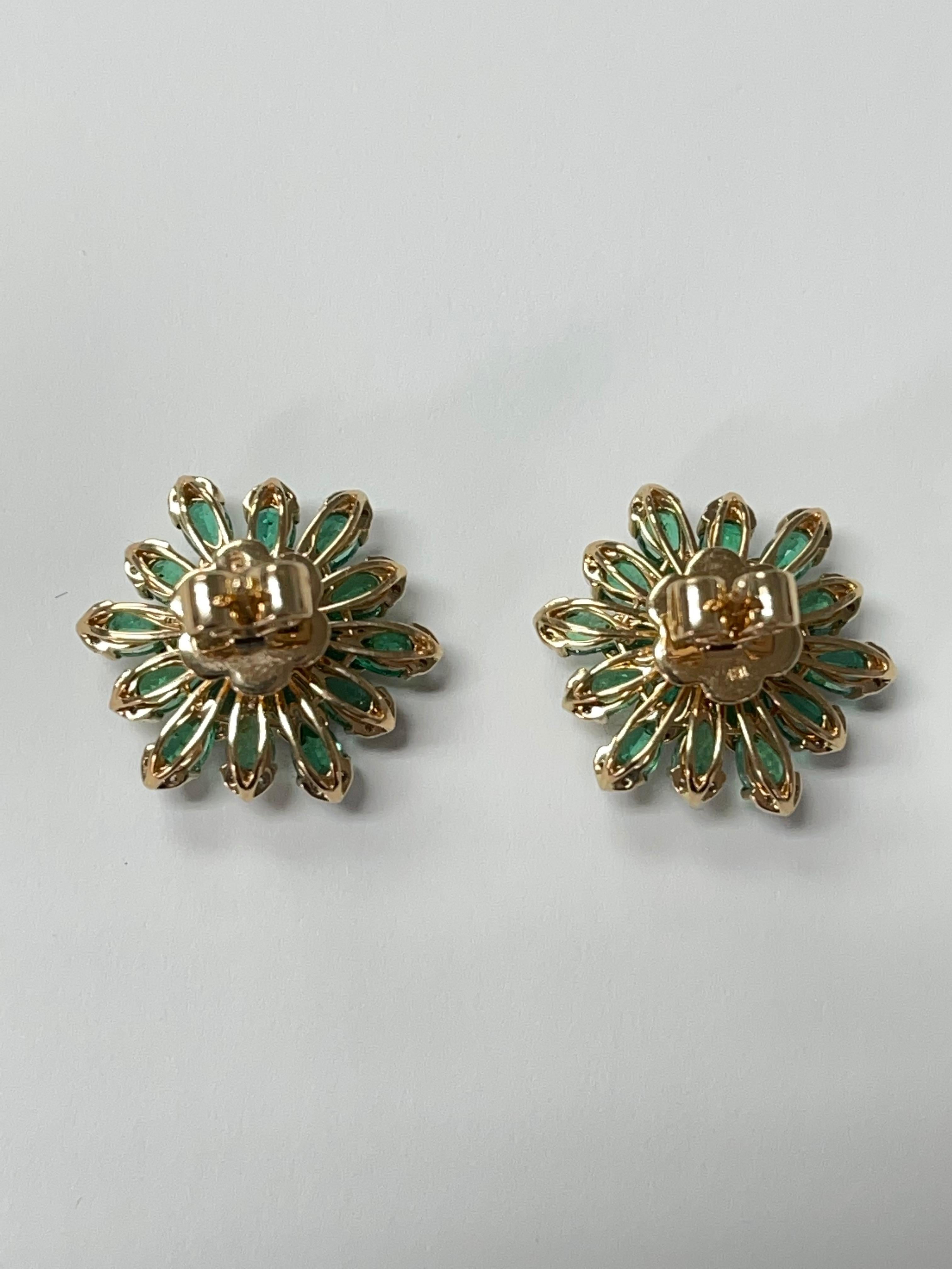 Women's Emerald and Diamond Flower Stud Earrings in 18K Yellow Gold For Sale
