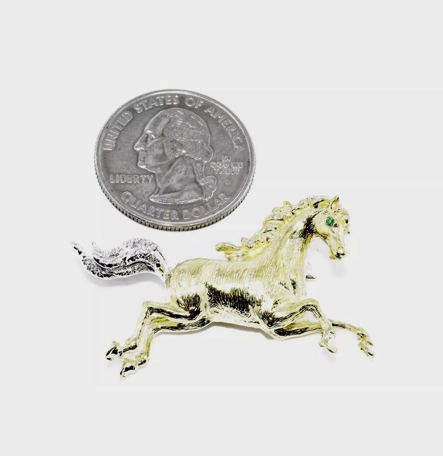 Esmeralda  y  Diamante Galopante  Alfiler/Croche Caballo Oro Amarillo/Blanco 18K en Nuevo estado para la venta en Laguna Beach, CA