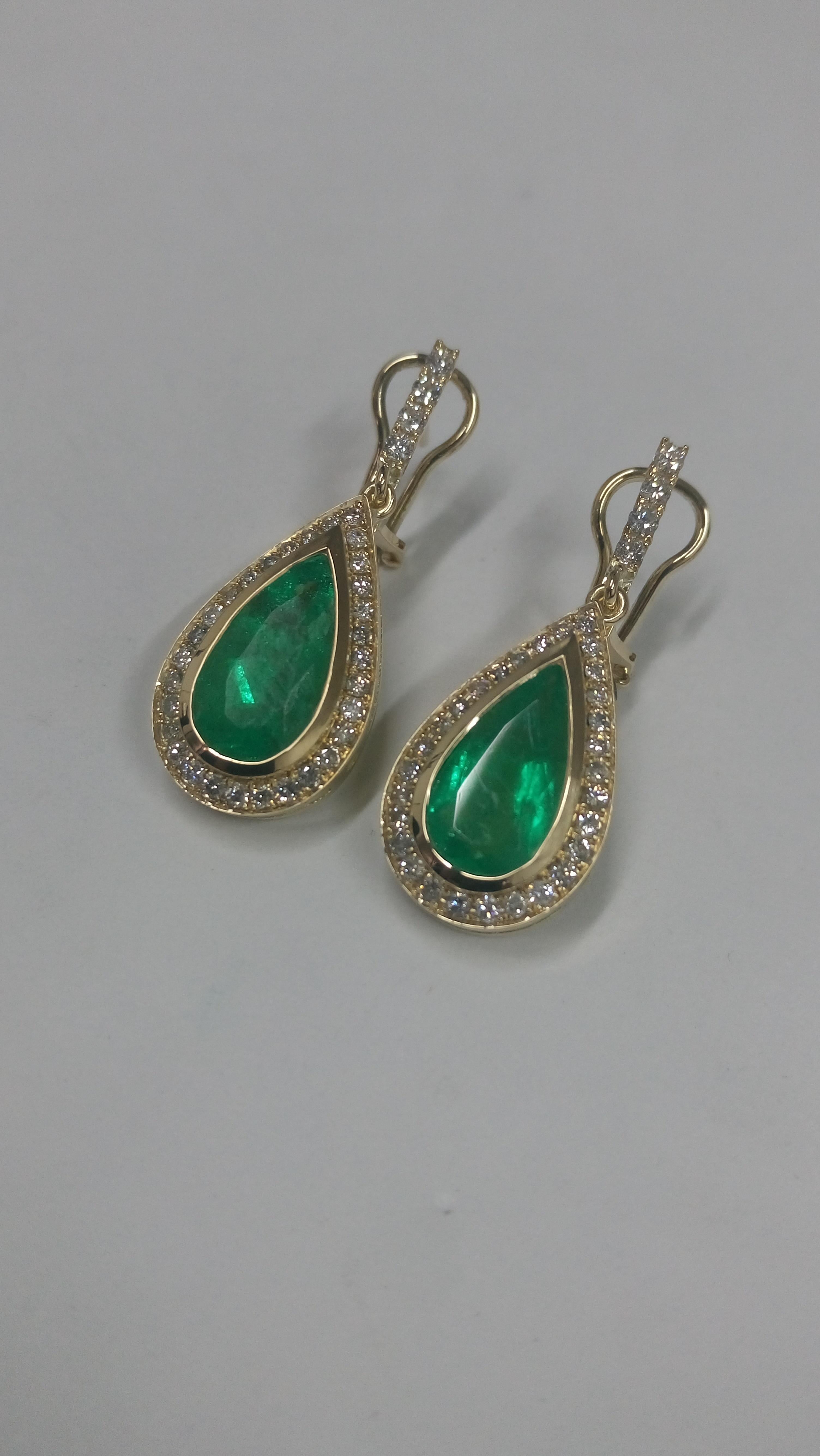 Contemporary Emerald and Diamond Gold Drop Earrings For Sale