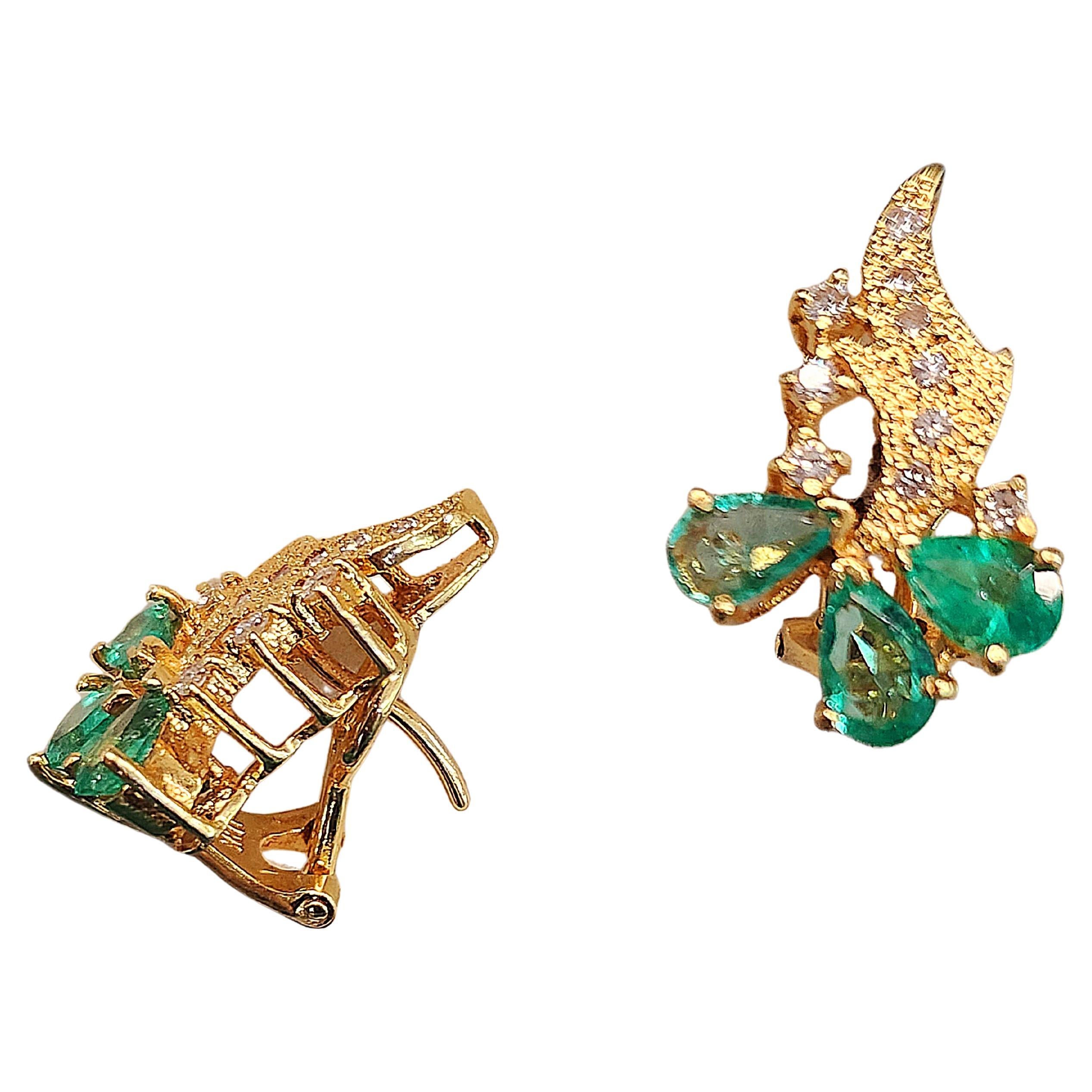 Emerald And Diamond Gold Leaf Earrings In Good Condition In Cairo, EG