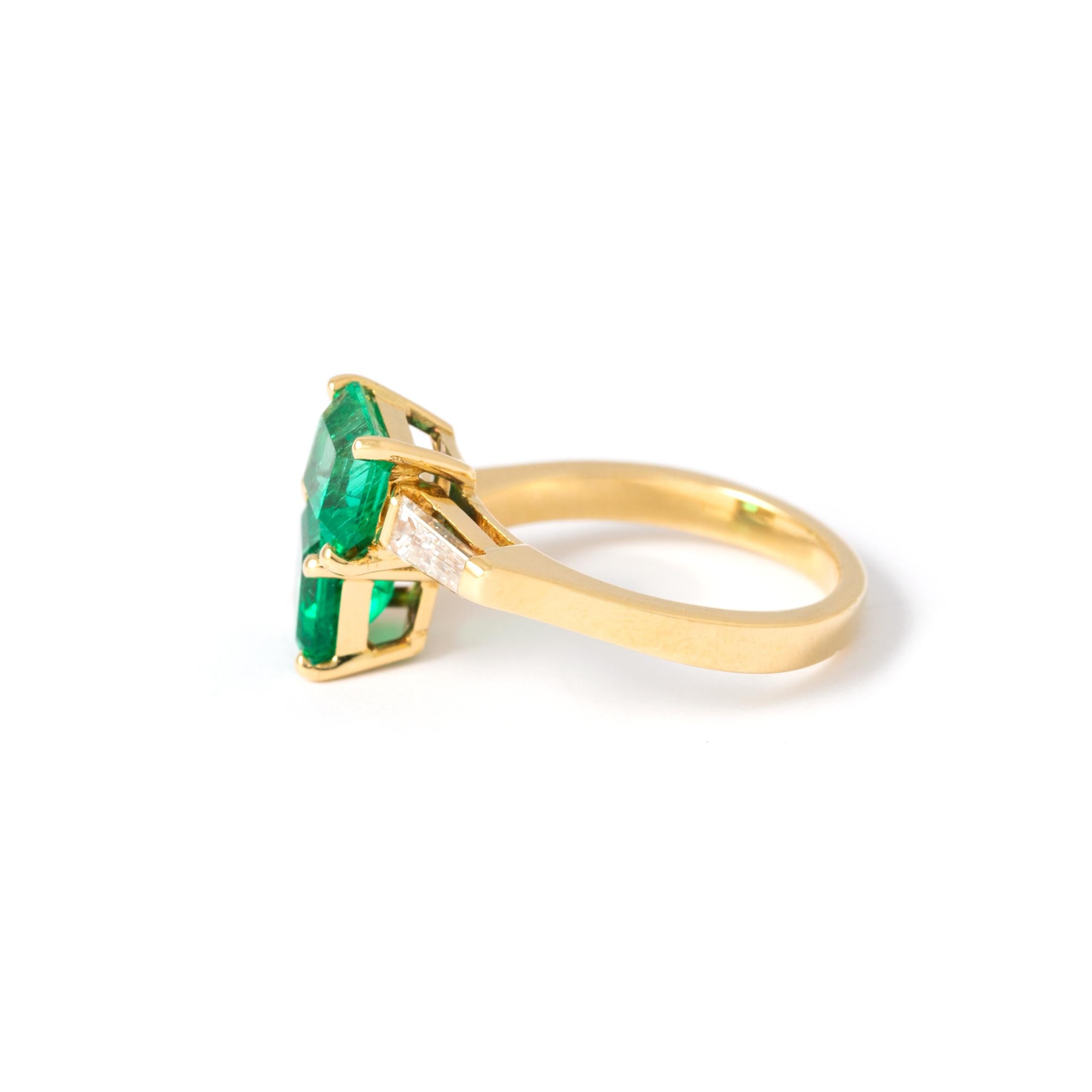 Emerald and Diamond Gold Ring In New Condition For Sale In Geneva, CH