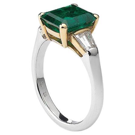 Emerald and Diamond Gold Ring For Sale