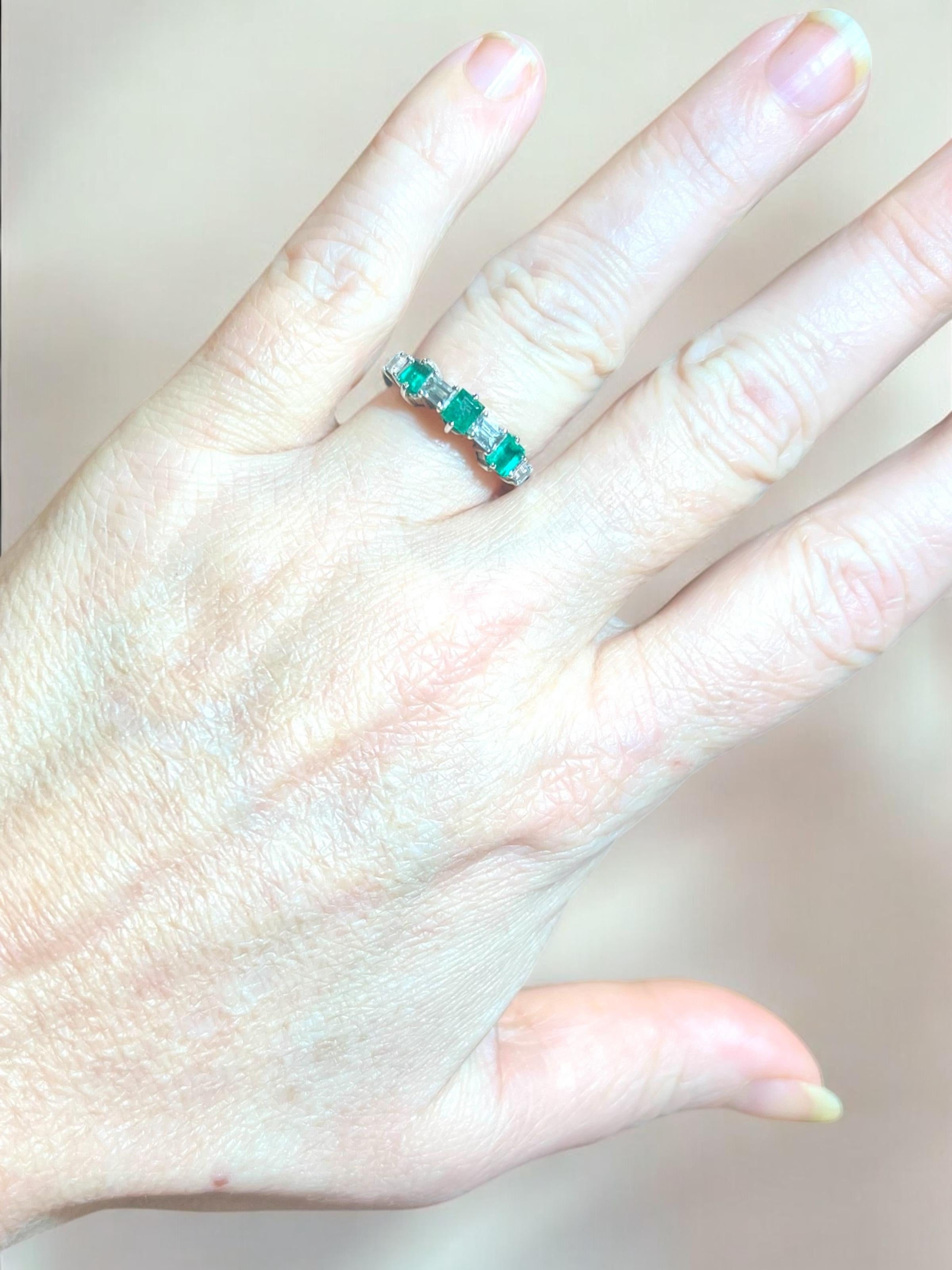 Emerald And Diamond Half-alliance Ring, 18 Carat White Gold For Sale 4