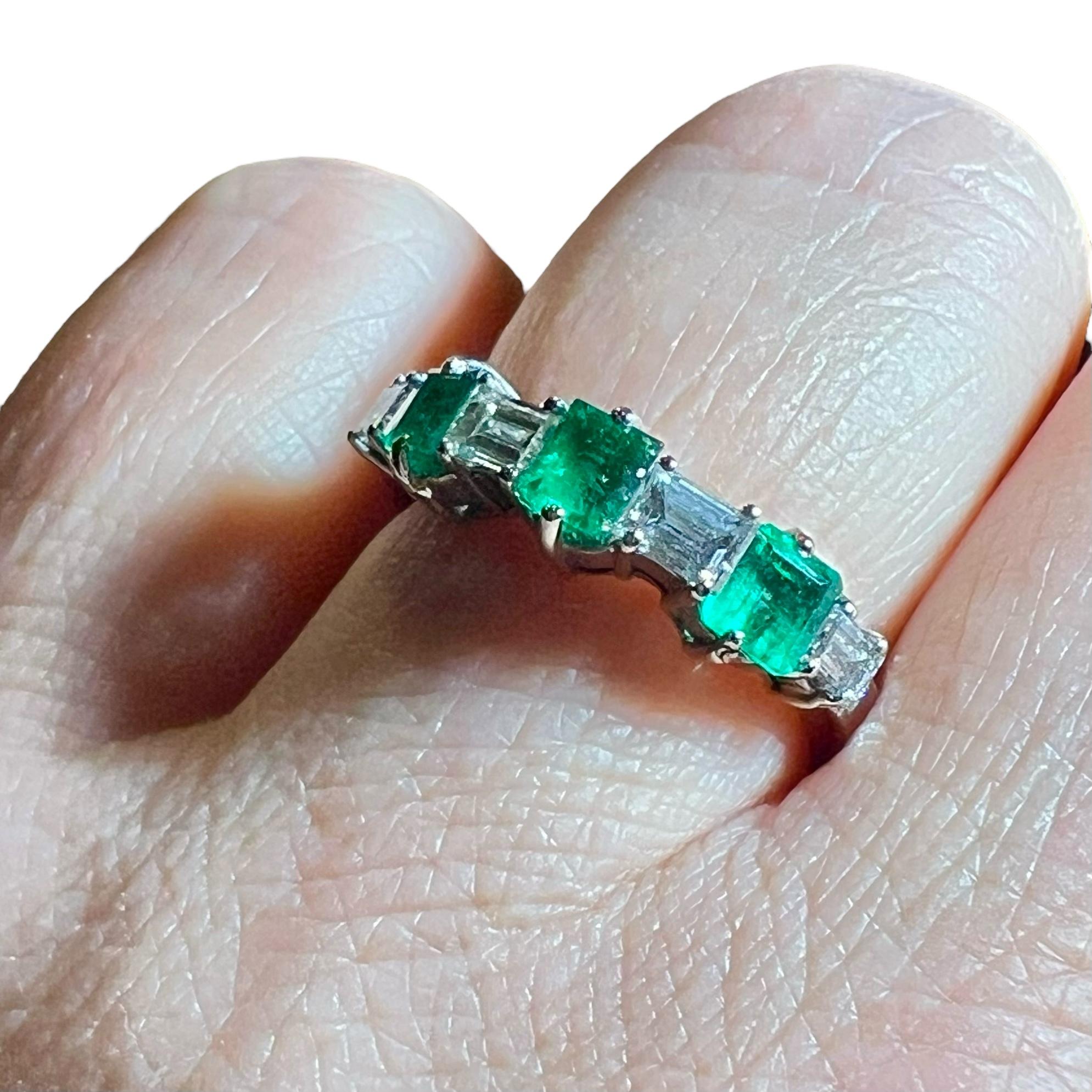 Emerald And Diamond Half-alliance Ring, 18 Carat White Gold For Sale 5