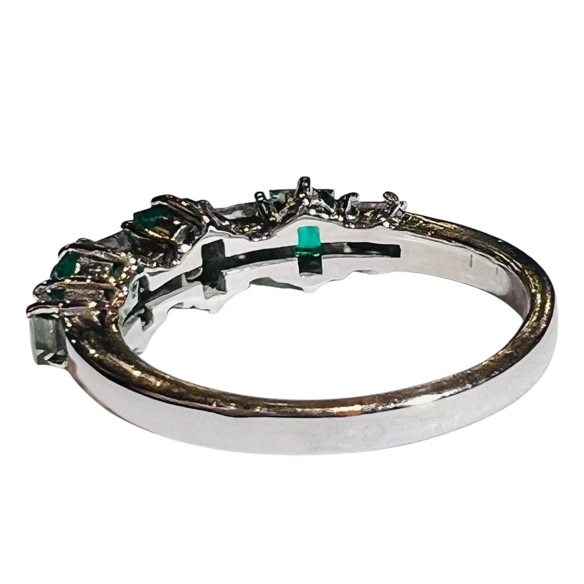 Emerald And Diamond Half-alliance Ring, 18 Carat White Gold In Good Condition For Sale In SAINT-OUEN-SUR-SEINE, FR