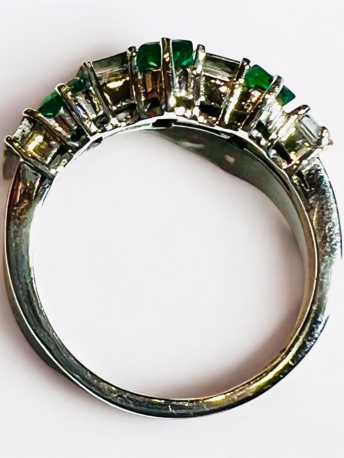 Women's or Men's Emerald And Diamond Half-alliance Ring, 18 Carat White Gold For Sale