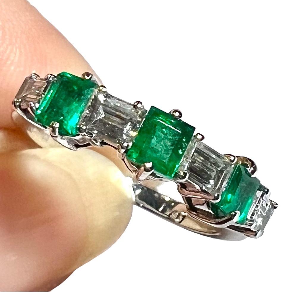 Emerald And Diamond Half-alliance Ring, 18 Carat White Gold For Sale 1