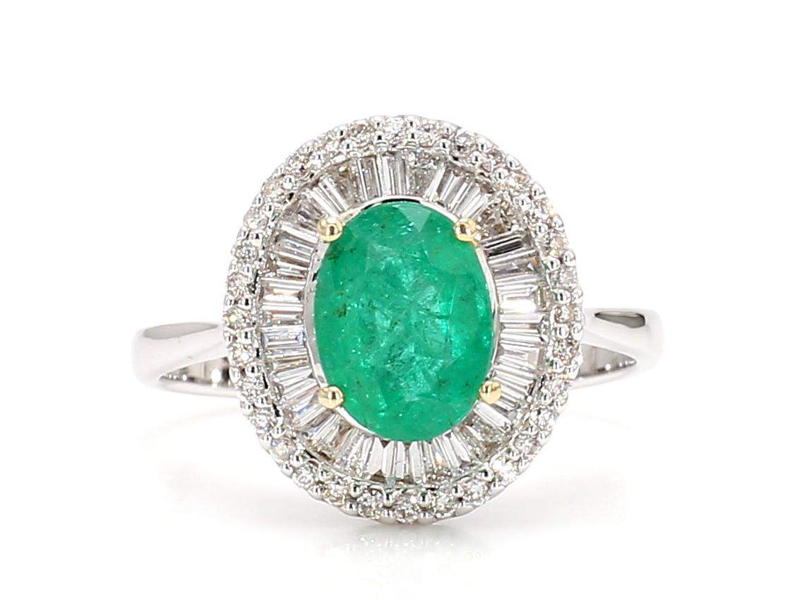 Dieser exquisite Halo-Ring aus Smaragd und Diamant strahlt zeitlose Eleganz und Raffinesse aus. In seinem Zentrum glänzt ein 0,90 Karat schwerer Smaragd im Ovalschliff, der für seinen lebhaften grünen Farbton und seinen fesselnden Charme bewundert