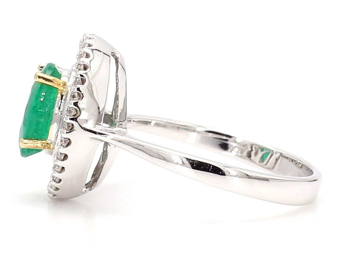 Smaragd und Diamant Halo 18K Gold Ring im Zustand „Gut“ im Angebot in New York, NY