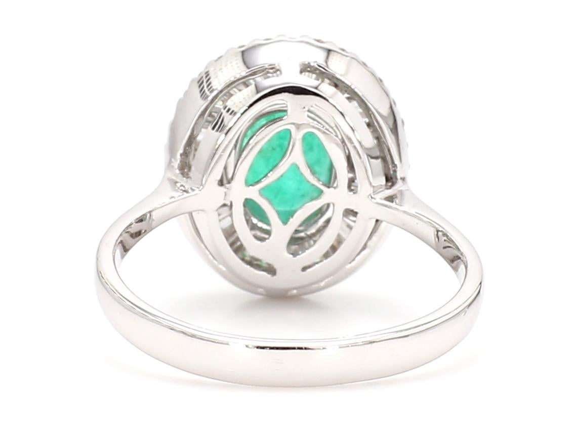 Smaragd und Diamant Halo 18K Gold Ring im Angebot 1