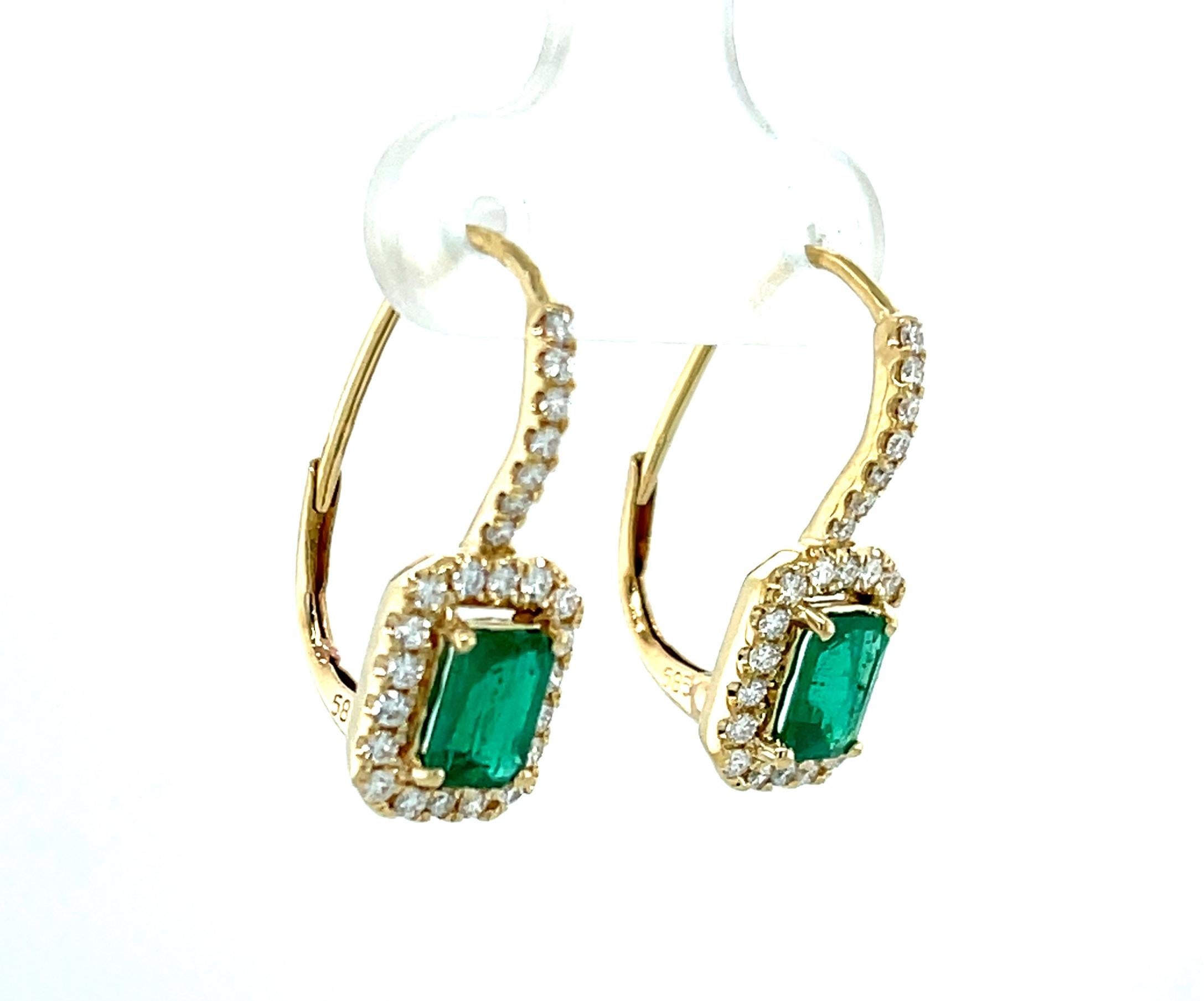 Artisan Boucles d'oreilles pendantes en or jaune 14k avec halo d'émeraudes et de diamants, 0,98 carat au total en vente