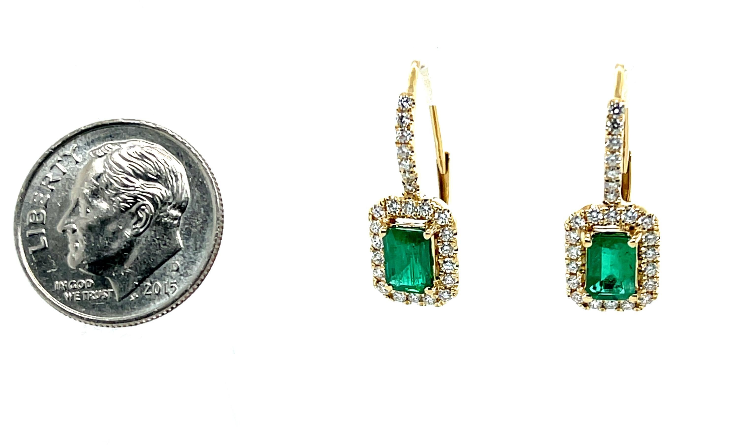 Boucles d'oreilles pendantes en or jaune 14k avec halo d'émeraudes et de diamants, 0,98 carat au total en vente 3