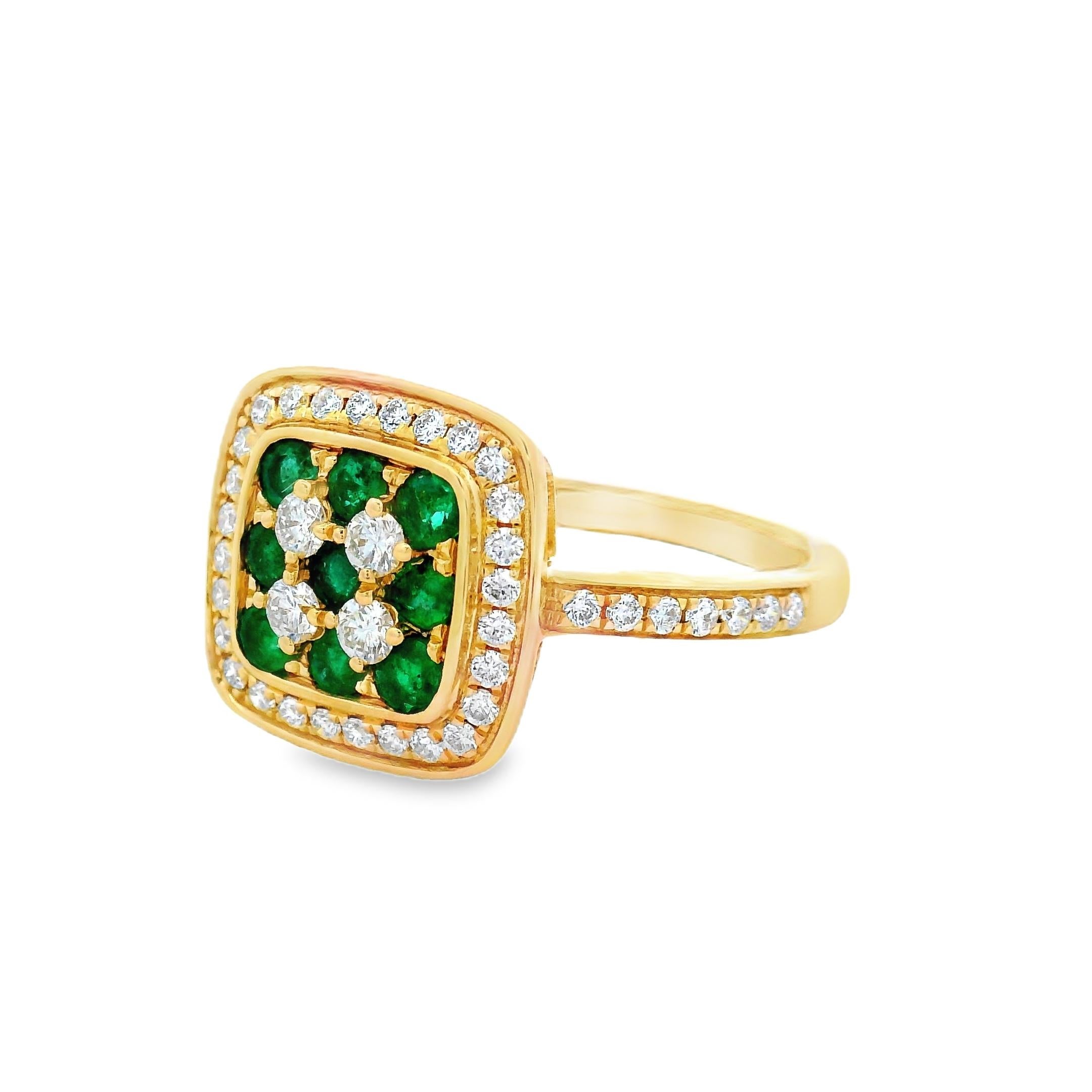 Cette bague en émeraude et diamant, qui affiche une couleur et une brillance éclatantes, est réalisée en or jaune 14 carats pour un contraste saisissant. La monture en forme de coussin est centrée sur un arrangement géométrique d'émeraudes d'un vert
