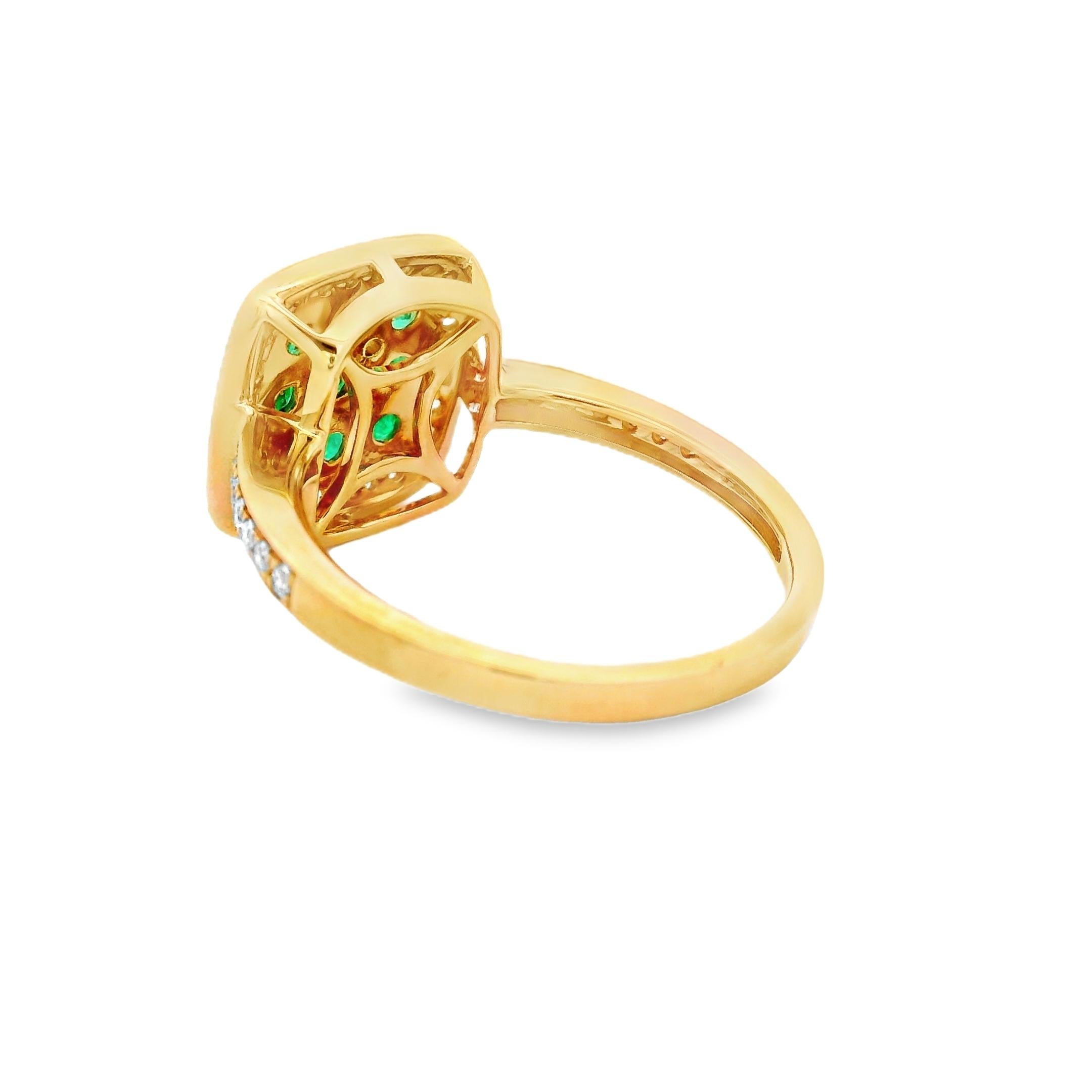 Taille ronde Bague en or jaune 14K avec halo d'émeraudes et de diamants 0.99ctw Taille 7 en vente