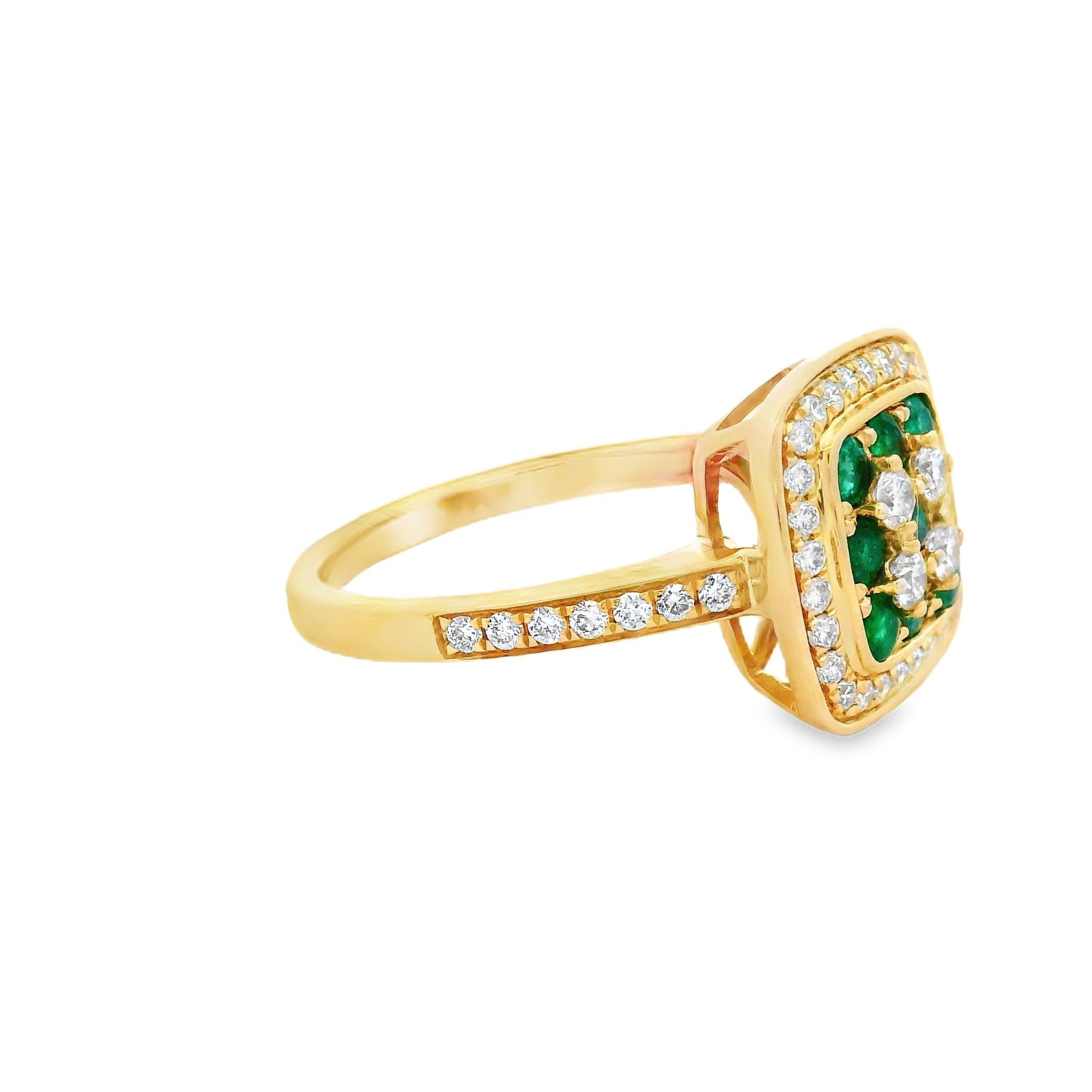 Bague en or jaune 14K avec halo d'émeraudes et de diamants 0.99ctw Taille 7 Pour femmes en vente