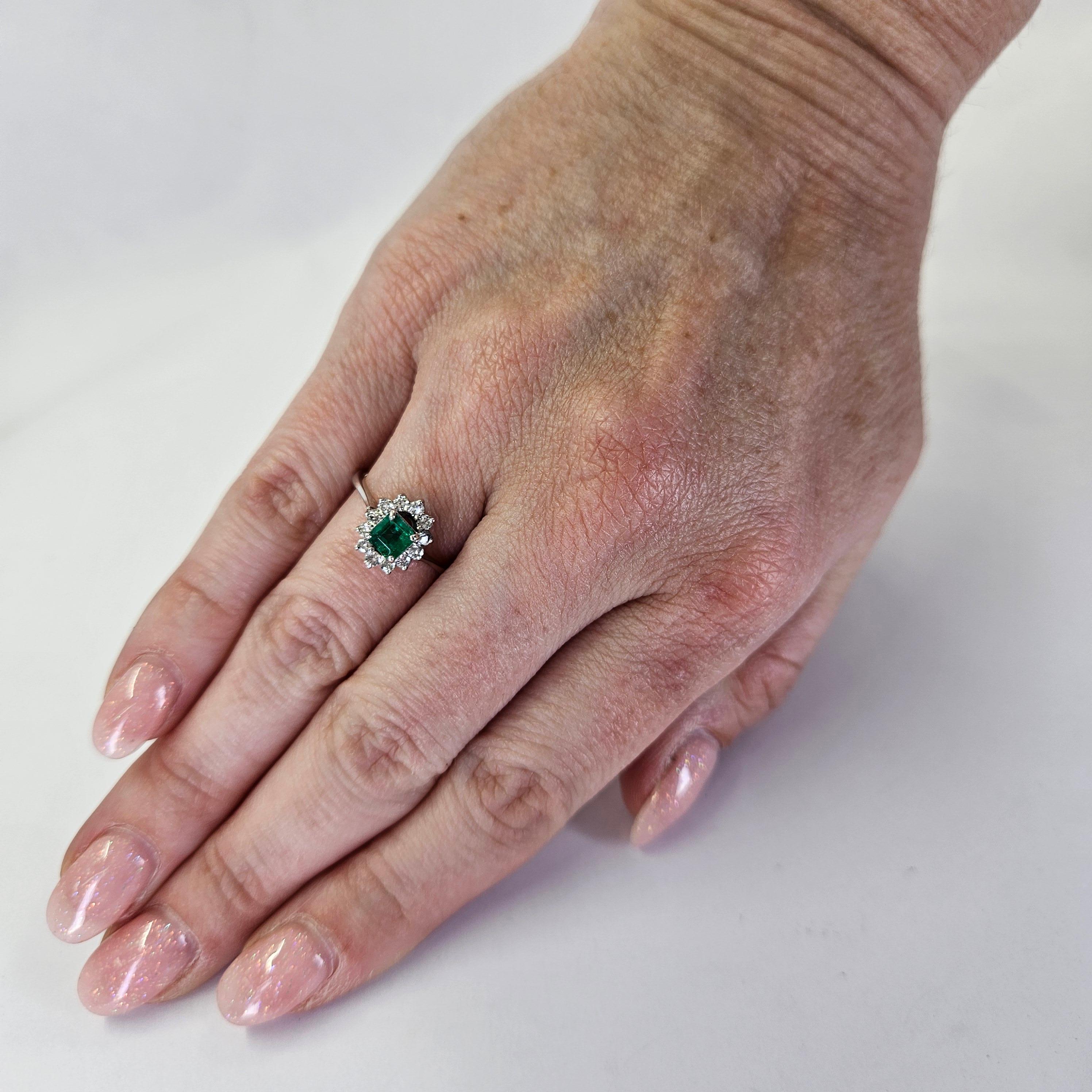 Anello in oro bianco 18 carati con uno smeraldo taglio smeraldo incastonato che pesa circa 0,25 carati e 12 diamanti incastonati di purezza I1 e colore H per un totale di circa 0,18 carati. Taglia 5.25; include un servizio di dimensionamento su