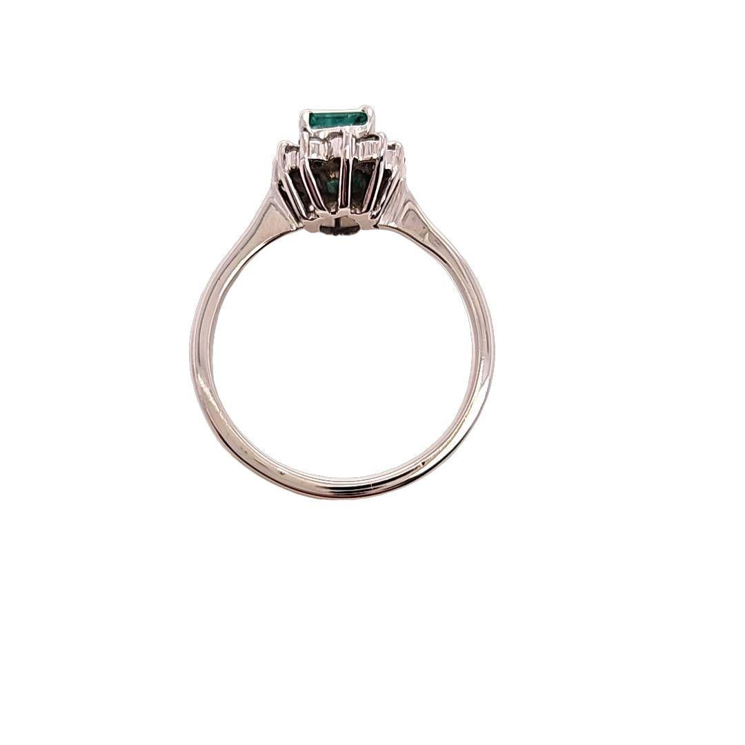 Anello con smeraldo e diamante a forma di aureola in oro bianco 18 carati In condizioni buone in vendita a Coral Gables, FL