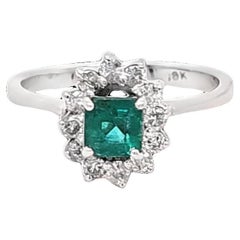 Anillo Halo de Esmeralda y Diamante en Oro Blanco de 18 Kilates