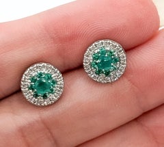 Boucles d'oreilles à clous « halo » en émeraude et diamants, en or blanc 14 carats