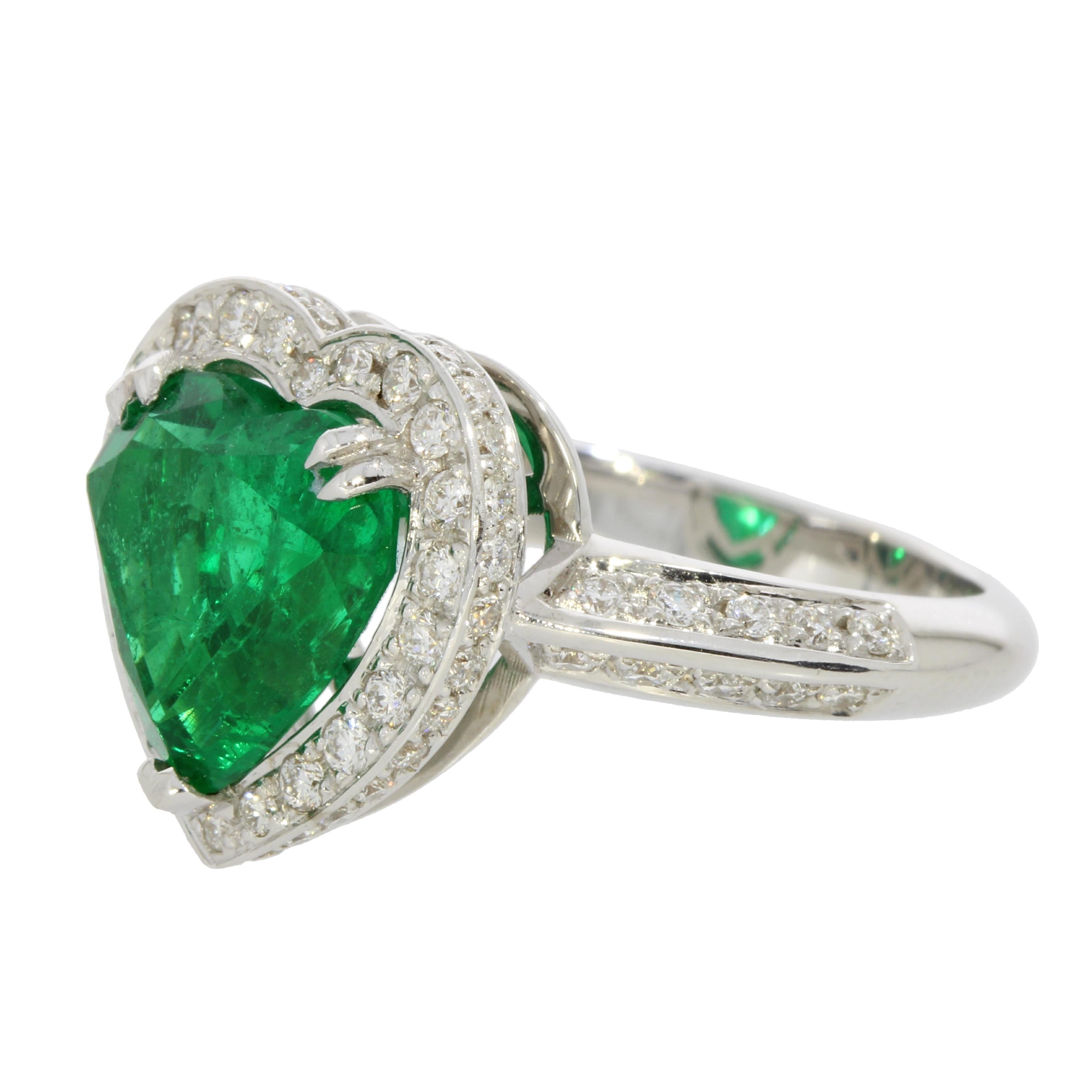 Contemporary Emerald and Diamond Heart Ring 18 Karat White Gold Collection by Niquesa