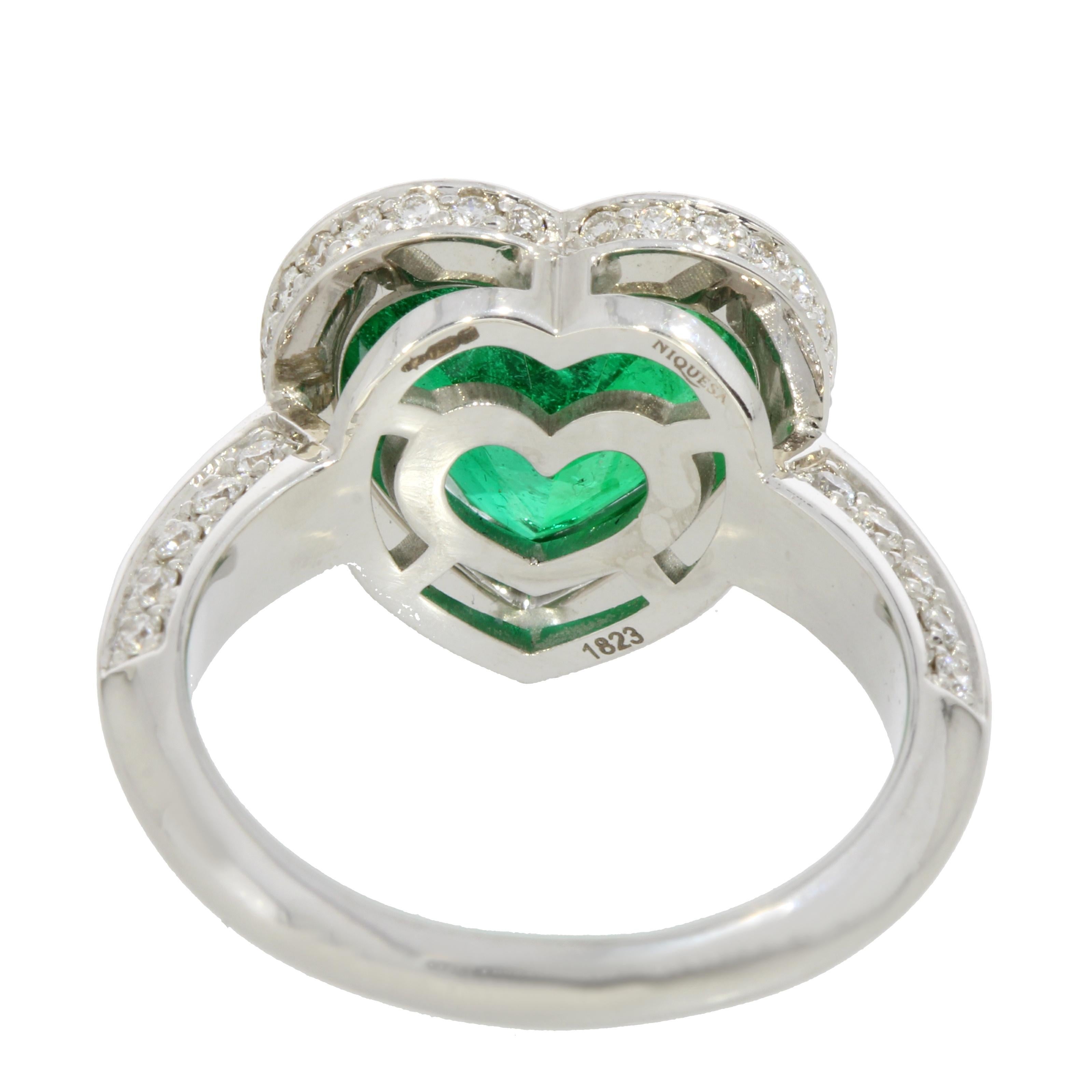 Emerald and Diamond Heart Ring 18 Karat White Gold Collection by Niquesa In New Condition In London, GB