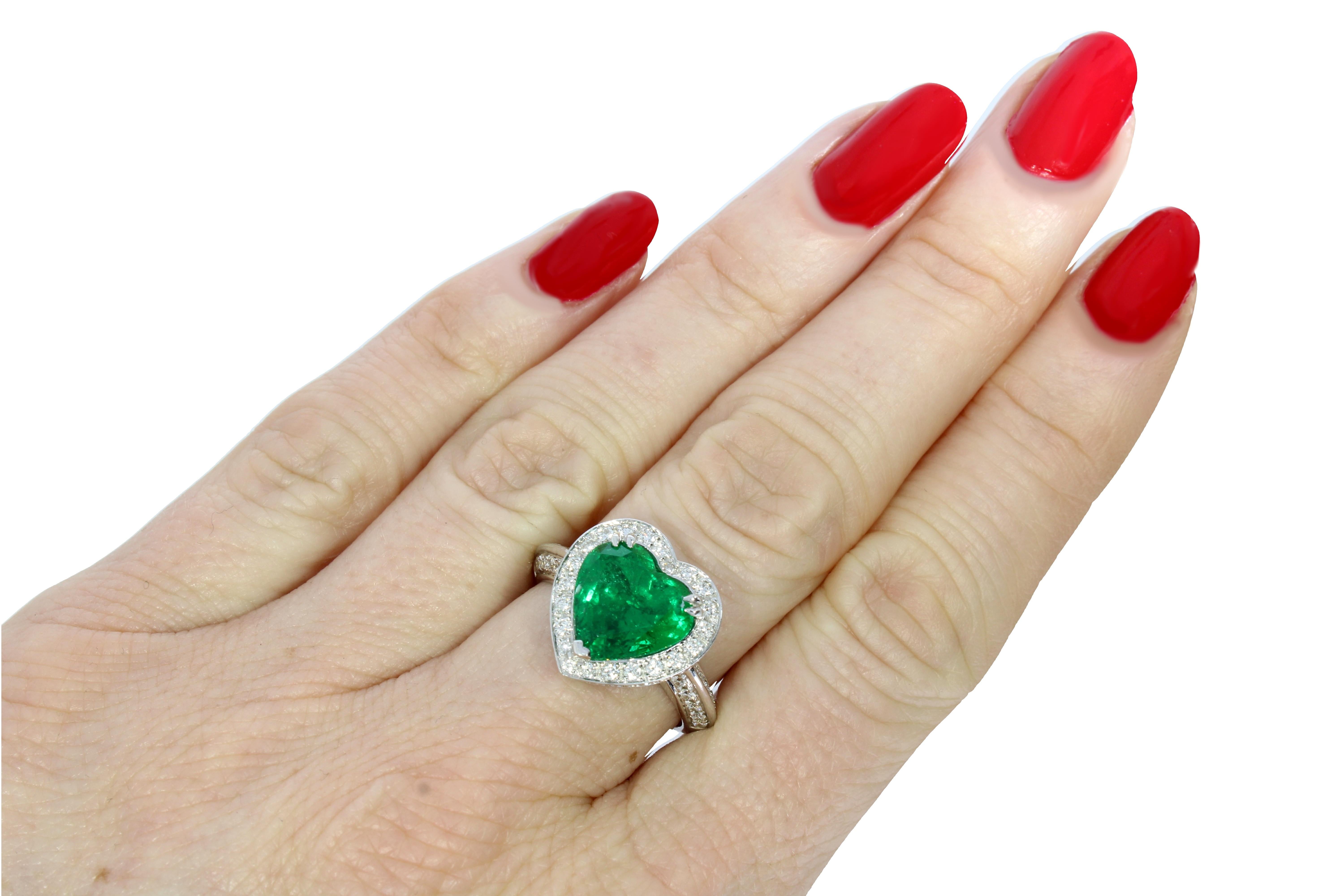 Women's Emerald and Diamond Heart Ring 18 Karat White Gold Collection by Niquesa