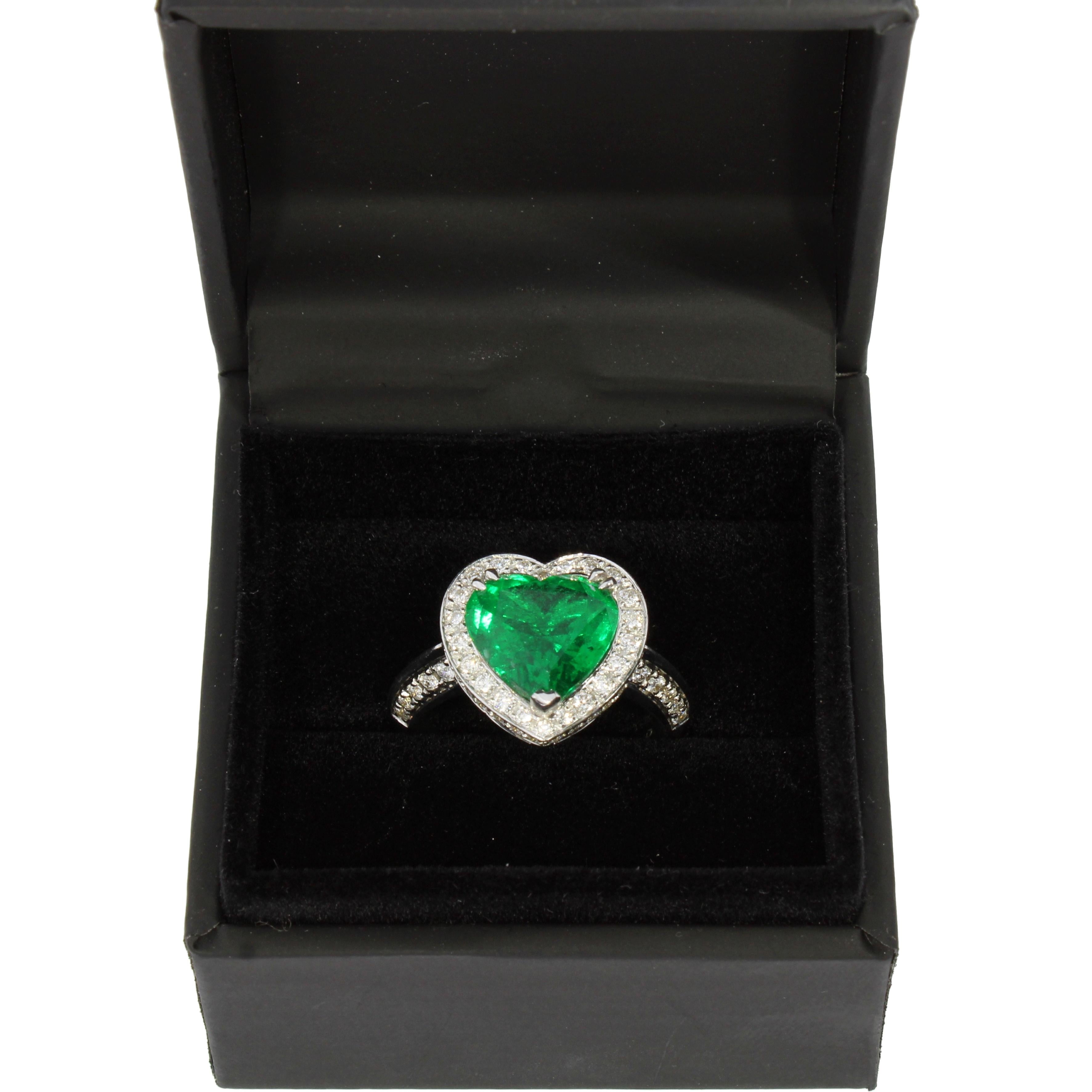 Emerald and Diamond Heart Ring 18 Karat White Gold Collection by Niquesa 1
