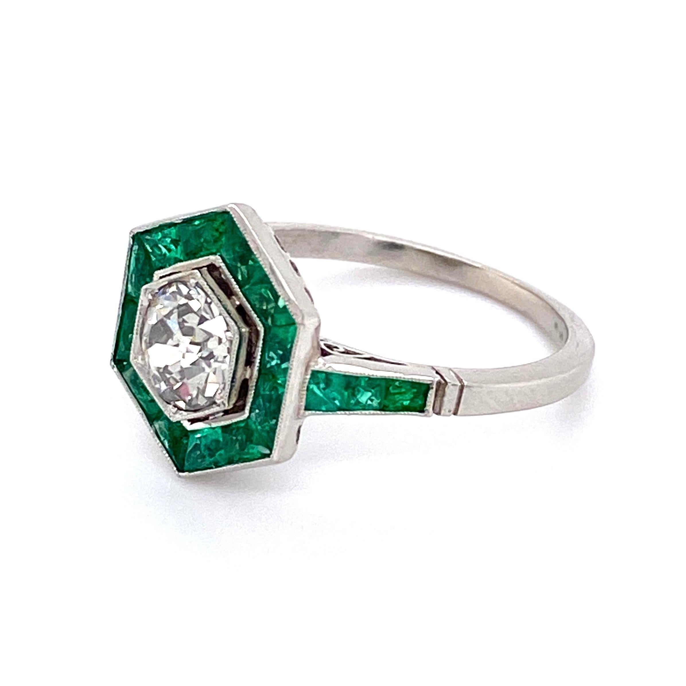 Emerald and Diamond Hexagon Art Deco Style Platinum Ring Fine Estate Jewelry In Excellent Condition In Montreal, QC