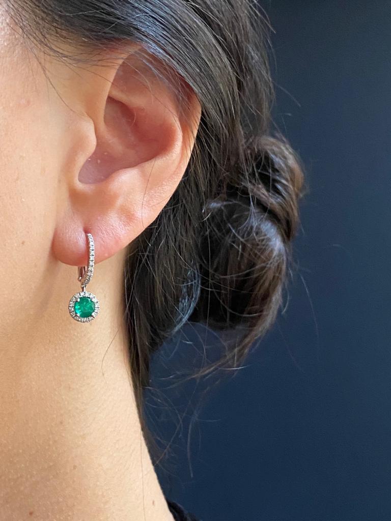 Smaragd- und Diamant-Tropfen-Ohrringe aus 18 Karat Weigold (Rundschliff)