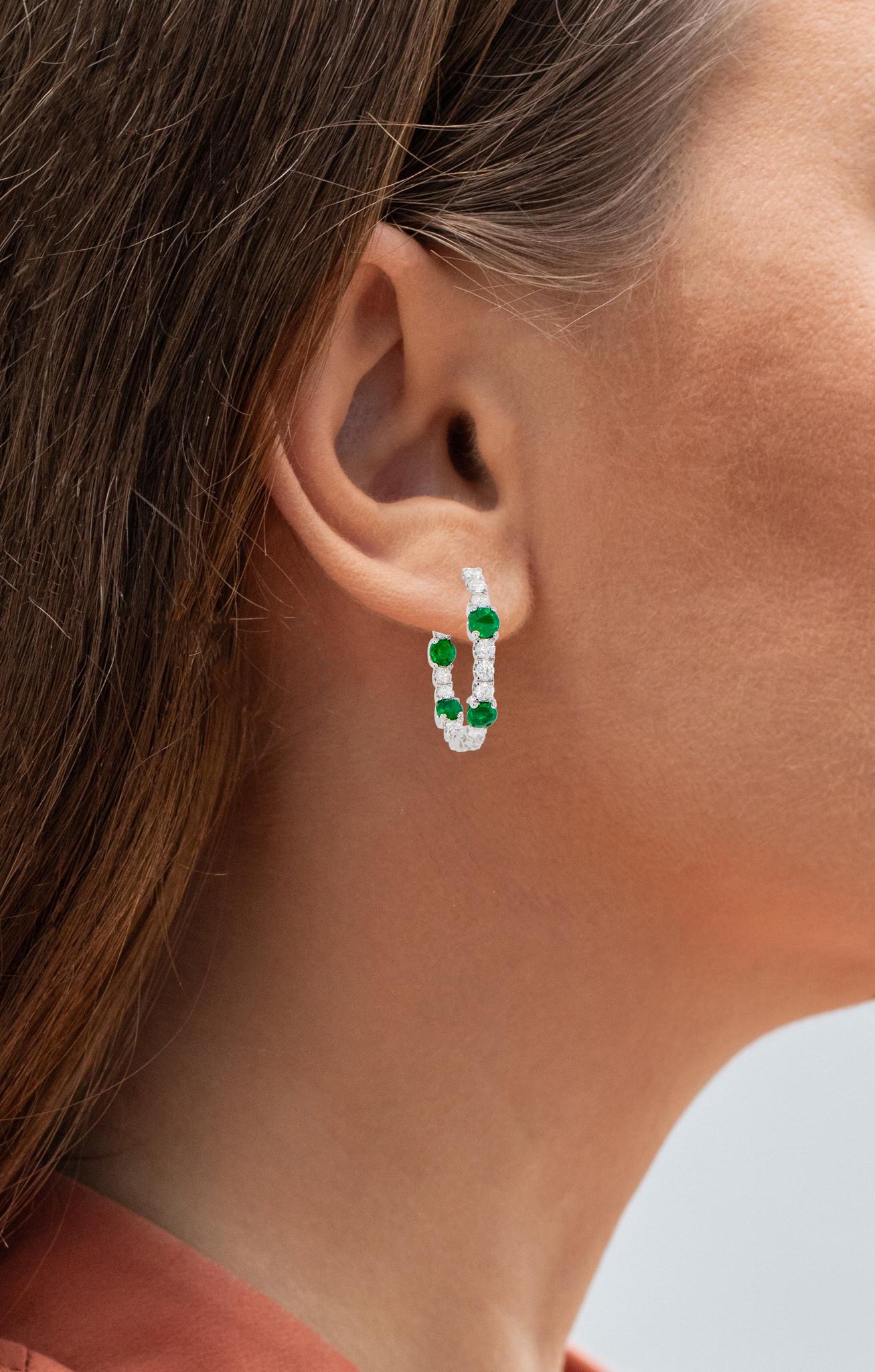 It comes with the Gemological Appraisal by GIA GG/AJP
All Gemstones are Natural
Emeralds = 1.42 Carats
Diamonds = 1.34 Carats
Metal: 18K White Gold
Dimensions: 24 mm