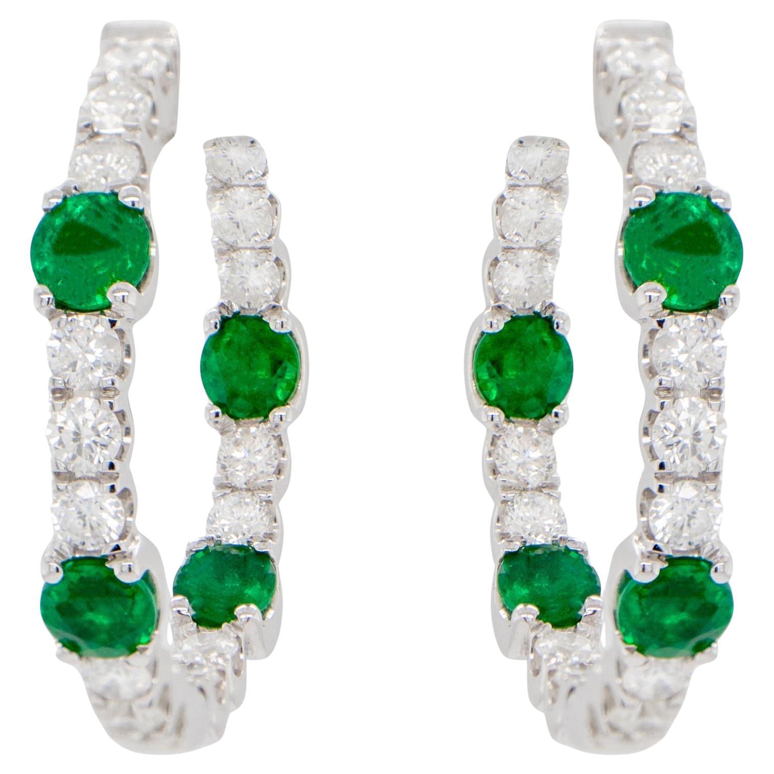 Créoles en or 18 carats avec émeraudes et diamants taille ronde de 2,76 carats en vente