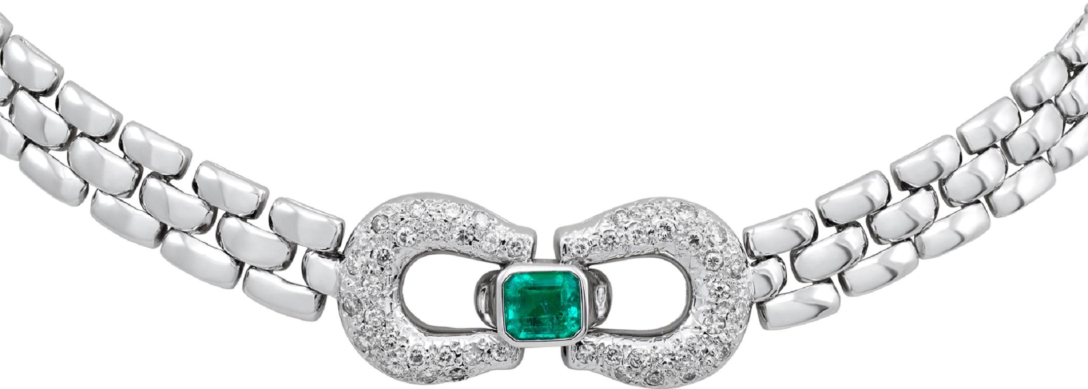 Collier en or blanc 14k de style fer à cheval en diamants pavés et avec une émeraude centrale d'environ 1,0 ct. Longueur : 14 pouces.