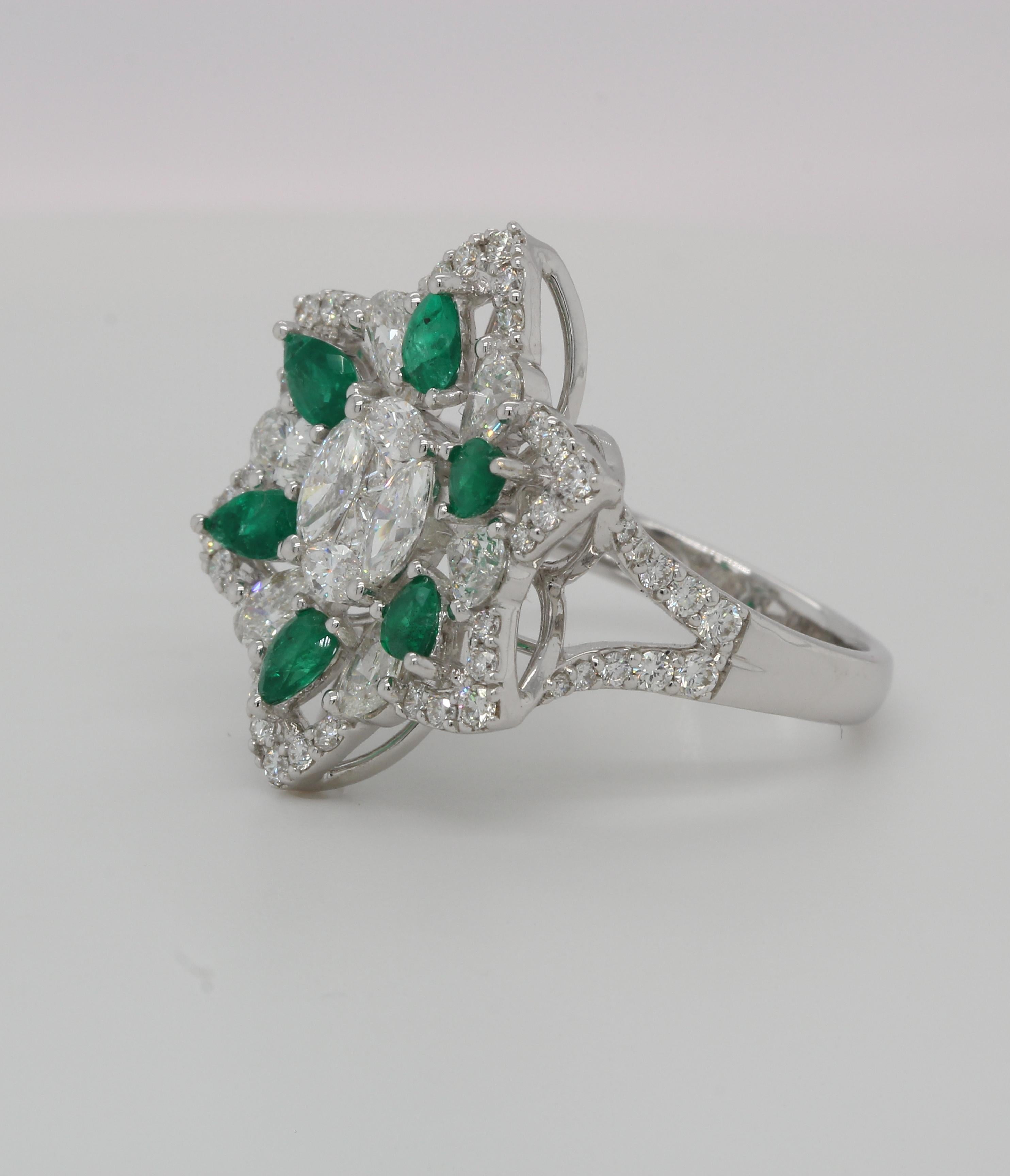 Emerald And Diamond Illusion Ring In 18 Karat Gold In New Condition For Sale In Bangkok, 10