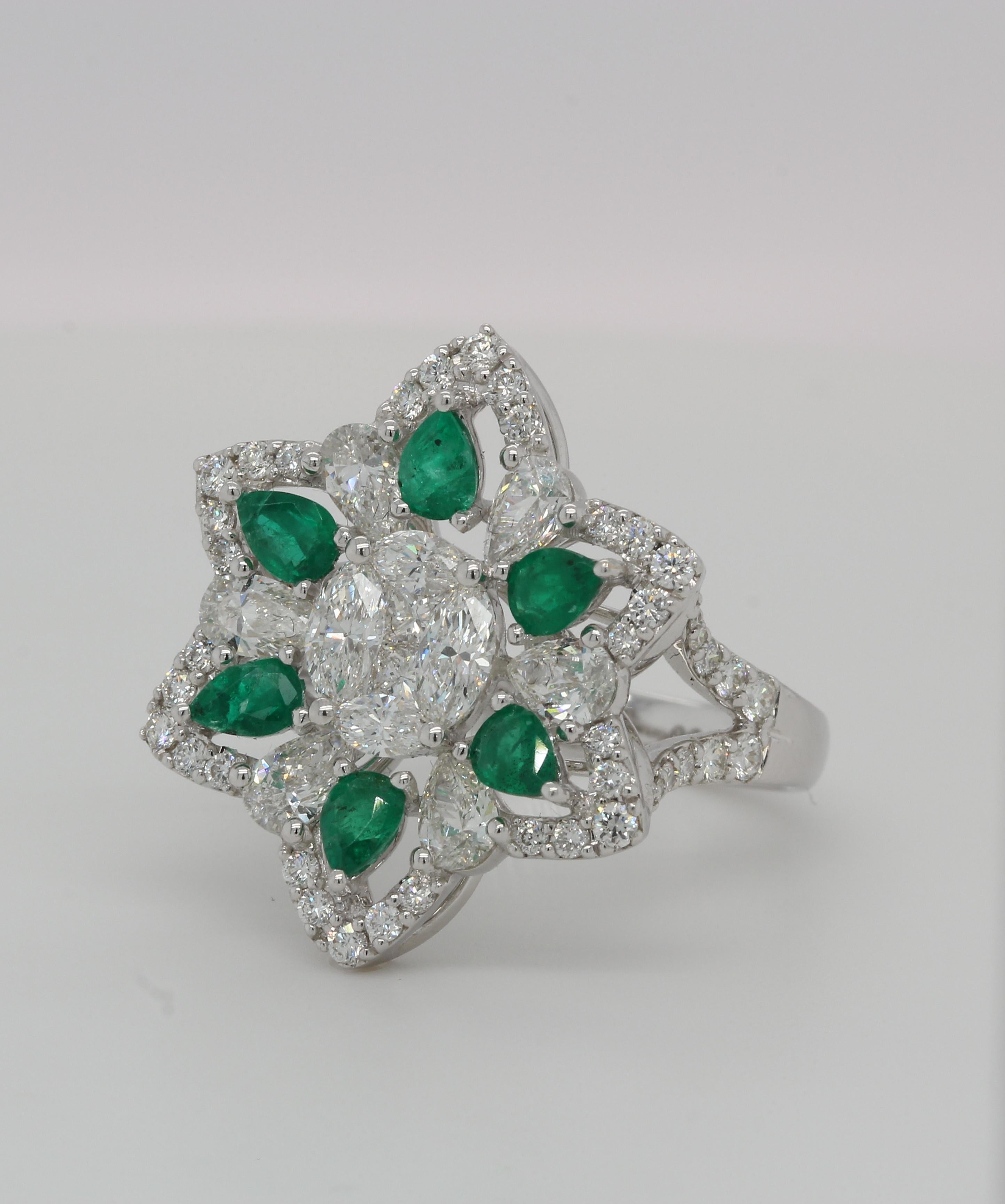 Women's or Men's Emerald And Diamond Illusion Ring In 18 Karat Gold For Sale