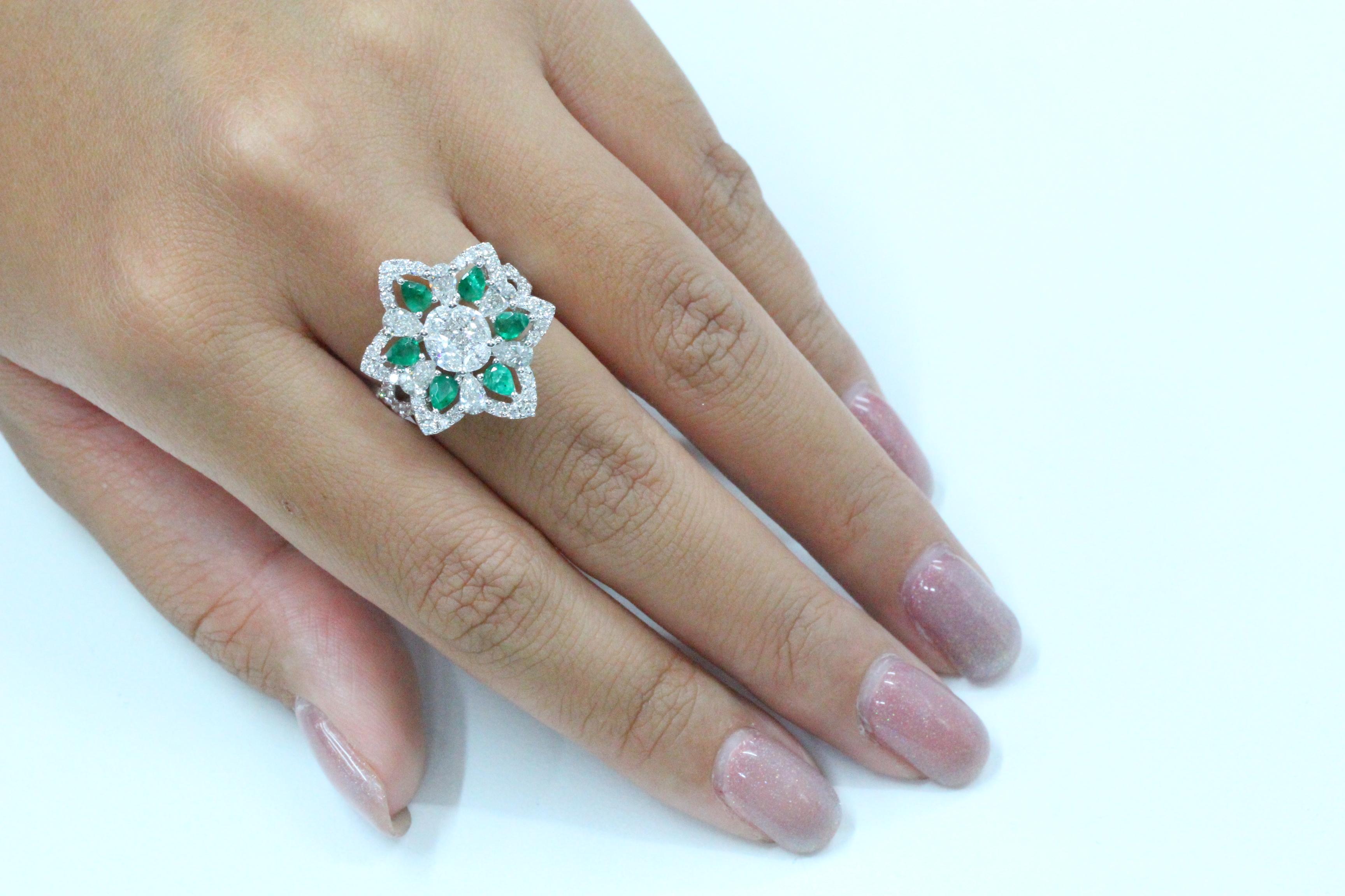 Emerald And Diamond Illusion Ring In 18 Karat Gold For Sale 1
