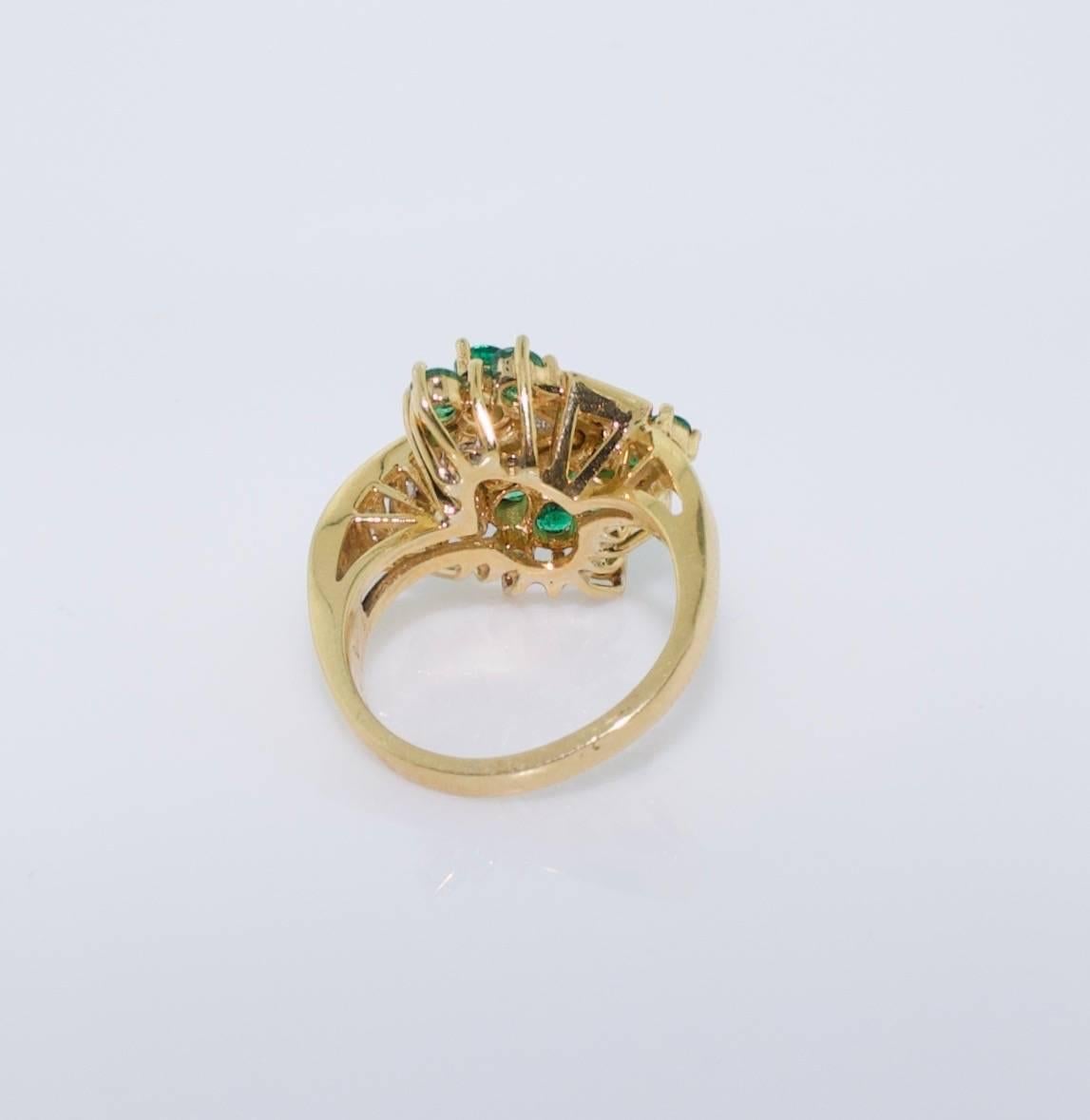 Emerald and Diamond in 18 Karat Yellow Gold Ring In Excellent Condition For Sale In Wailea, HI