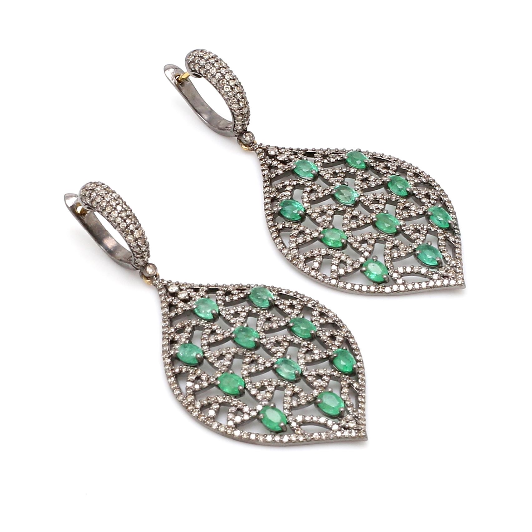 Emerald and Diamond Leaf Dangle Earring in Victorian Style In New Condition For Sale In Jaipur, IN