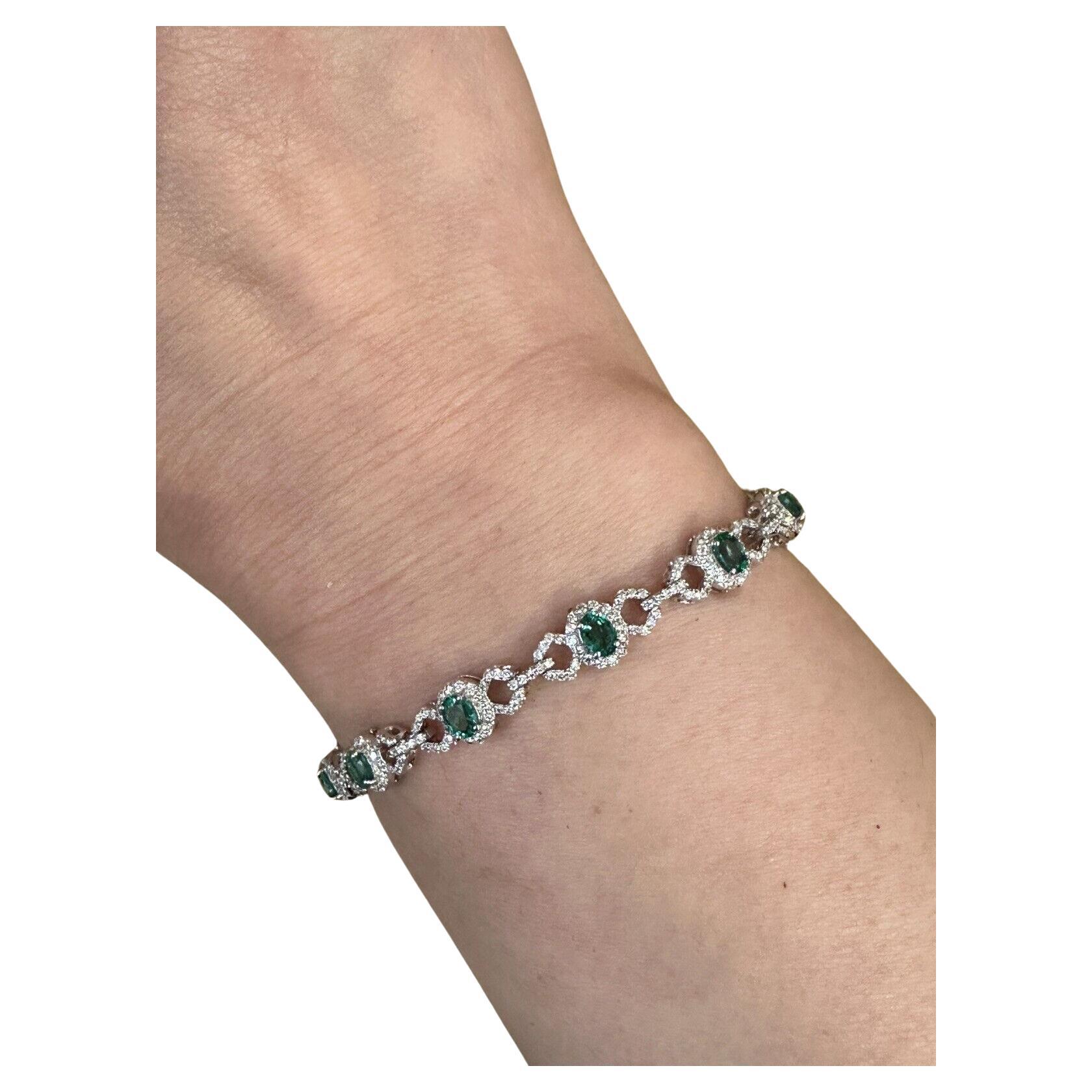 Bracciale con linea di smeraldi e diamanti in oro bianco 18 carati 

Il bracciale di smeraldi e diamanti presenta 13 smeraldi verdi ovali naturali circondati da diamanti tondi a brillante, il tutto incastonato in oro bianco 18k.

Il peso totale