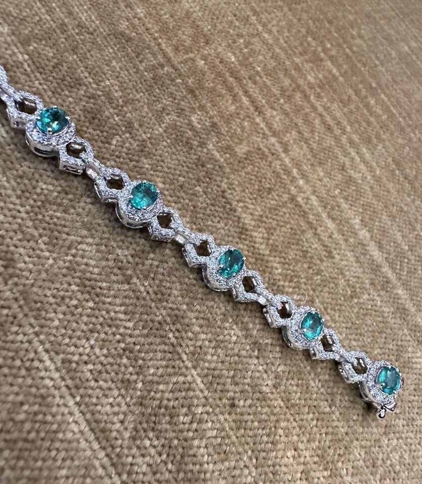 Bracciale con linea di smeraldi e diamanti in oro bianco 18 carati In condizioni ottime in vendita a La Jolla, CA