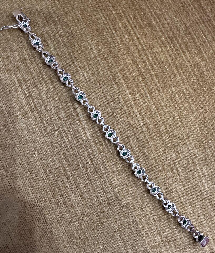 Bracciale con linea di smeraldi e diamanti in oro bianco 18 carati in vendita 1